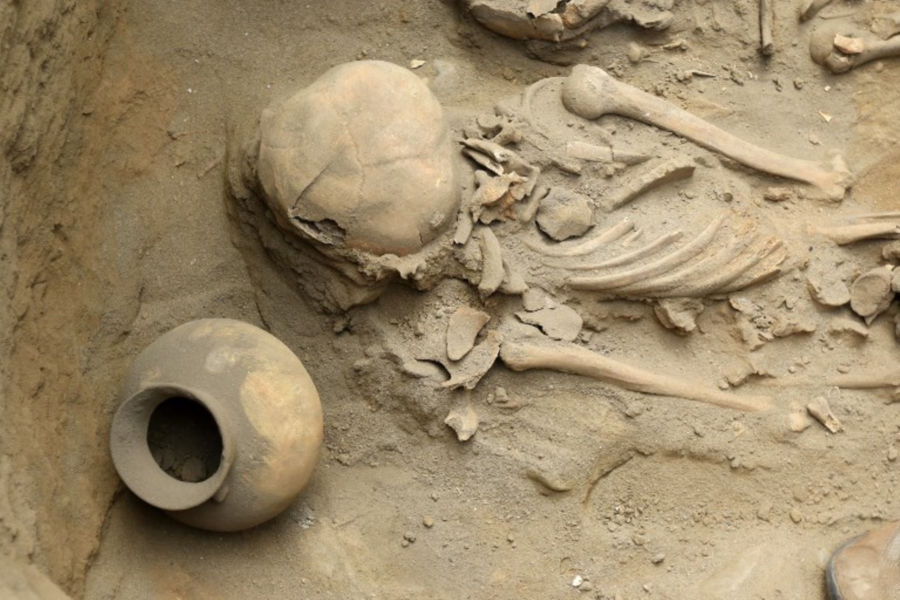 Restos humanos y objetos de cerámica que datan de más de 1,500 años, encontrados en un sitio de excavación en el pueblo costero norteño de Huanchaco, Perú.Foto:AFP