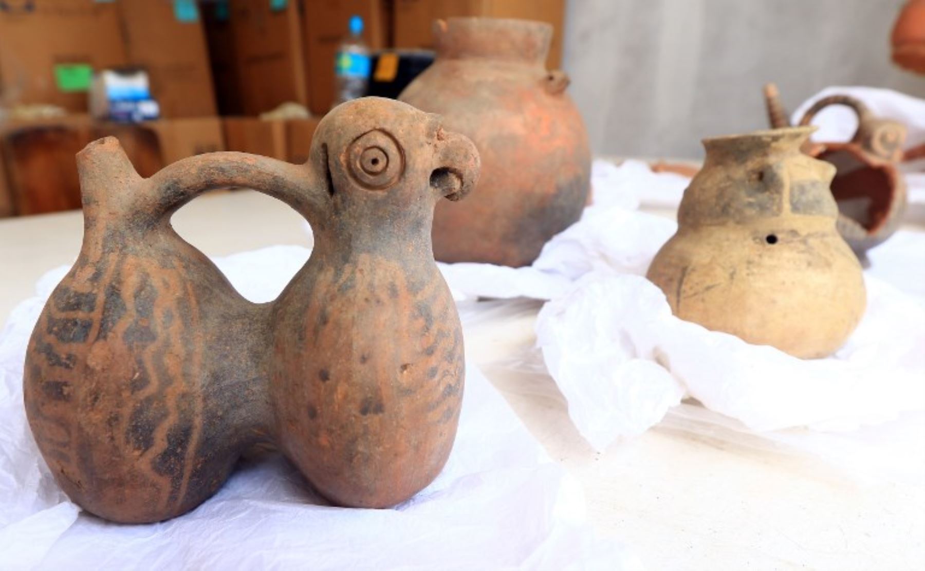 Artículos de alfarería de más de 1.500 años de antigüedad, que se encontraron en el pueblo costero norteño de Huanchaco, Perú. Foto:AFP