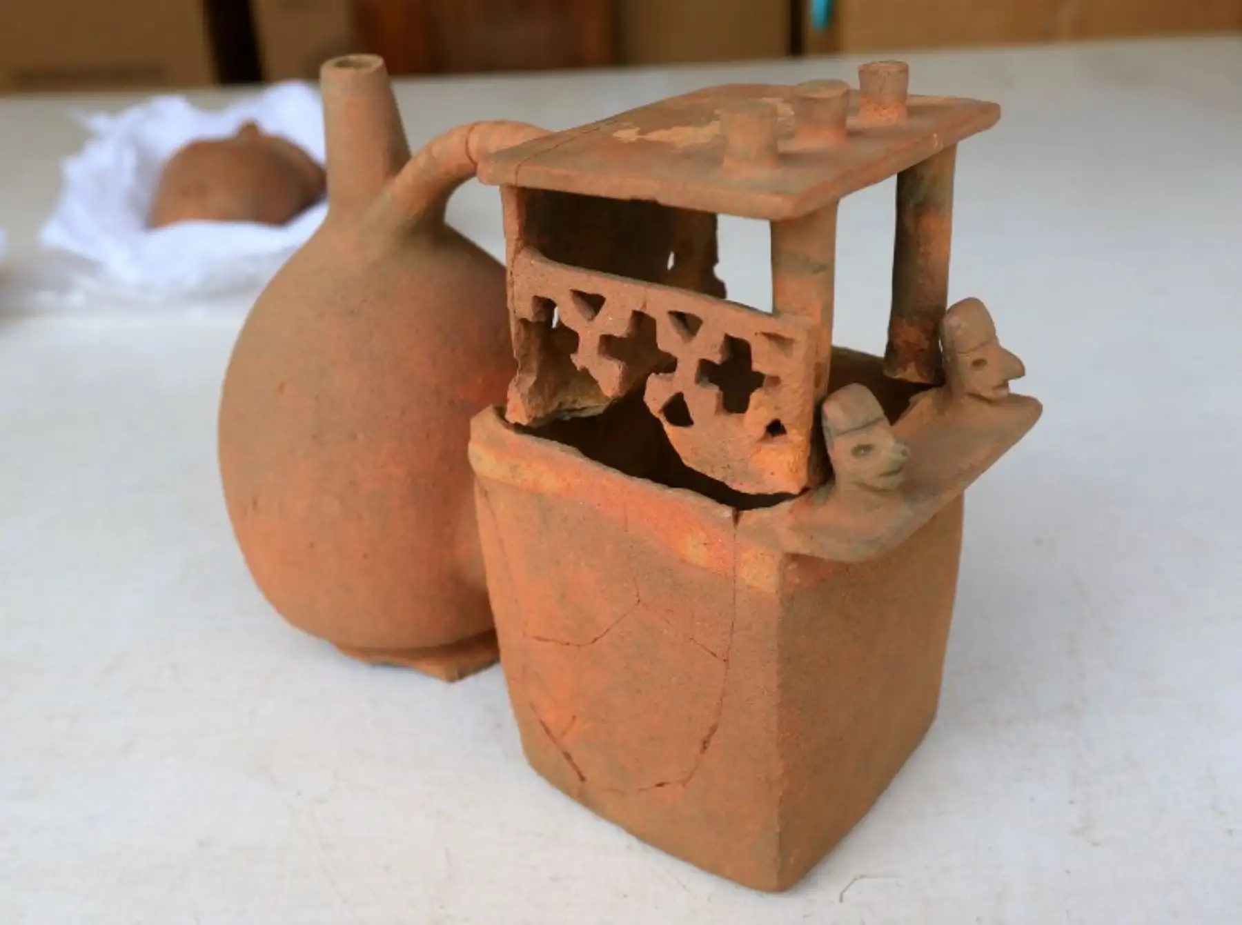 Artículos de alfarería de más de 1.500 años de antigüedad, que se encontraron en el pueblo costero norteño de Huanchaco, Perú. Foto:AFP