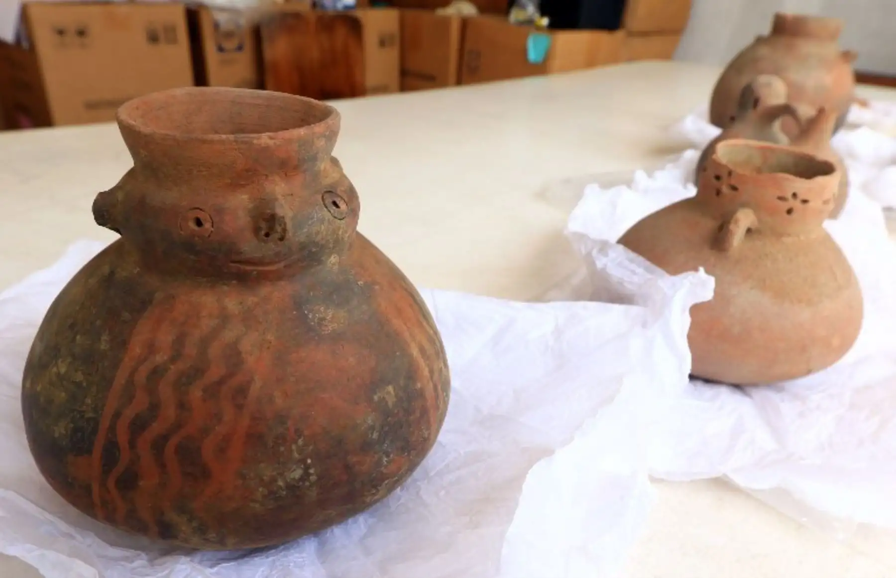 Artículos de alfarería de más de 1.500 años de antigüedad, que se encontraron en el pueblo costero norteño de Huanchaco, Perú. Foto:AFP