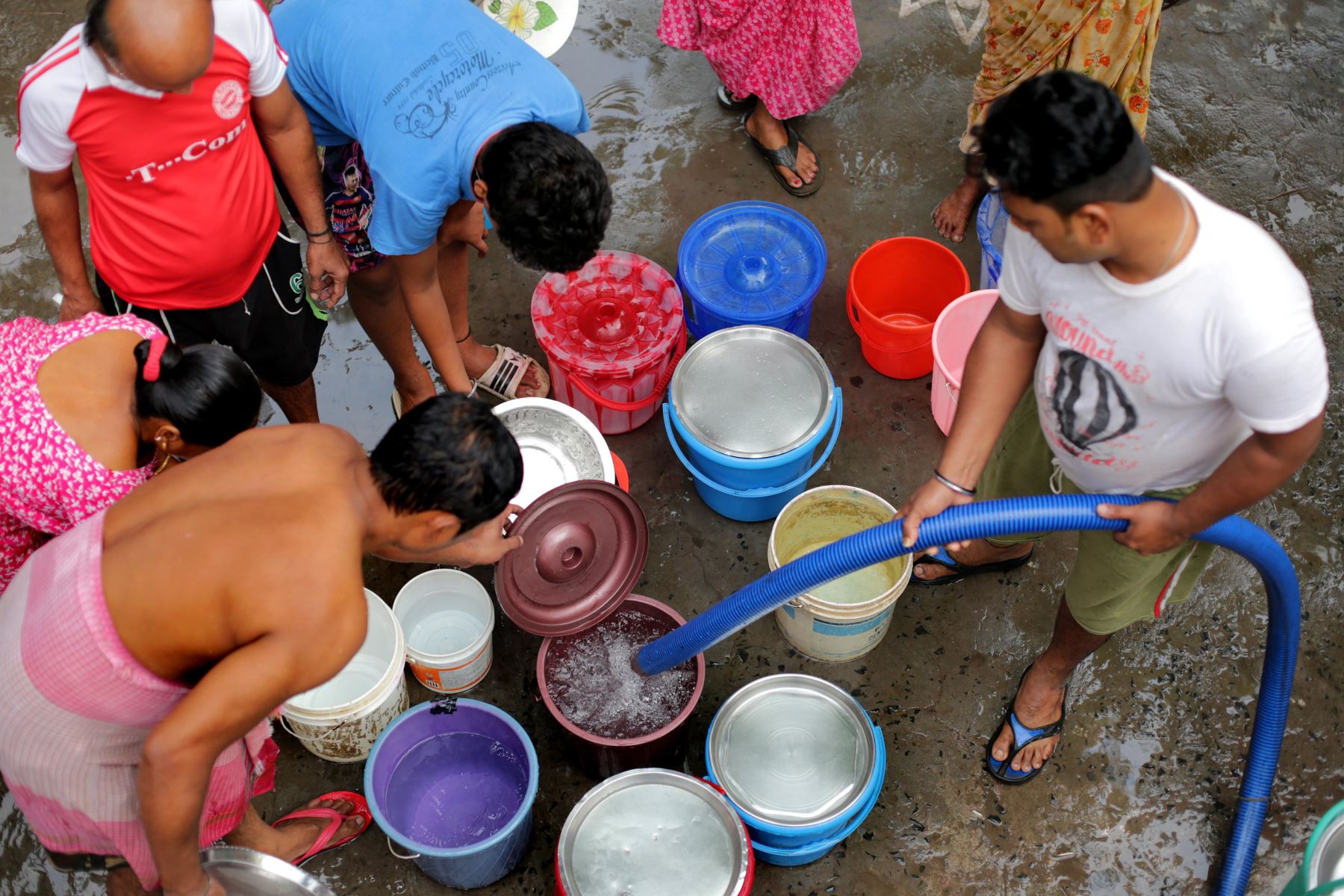 Foto: EFE Personas recogen agua de un contenedor en un barrio pobre de Calcuta (India). El Día Mundial del Agua se conmemora el 22 de marzo como un medio para centrar la atención en la importancia del agua dulce. (Textos y fotos EFE)