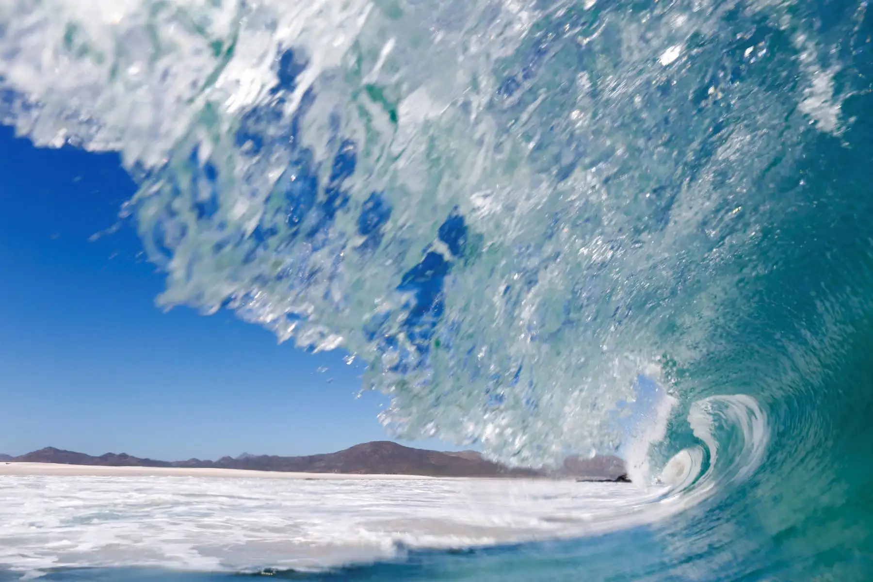 Una ola rompe en una playa de Ciudad del Cabo, Sudáfrica. Este país explora desalinizar agua del mar para solucionar el problema de la escasez de agua y la sequía en Ciudad del Cabo. Hoy se conmemora el Día Mundial del Agua.