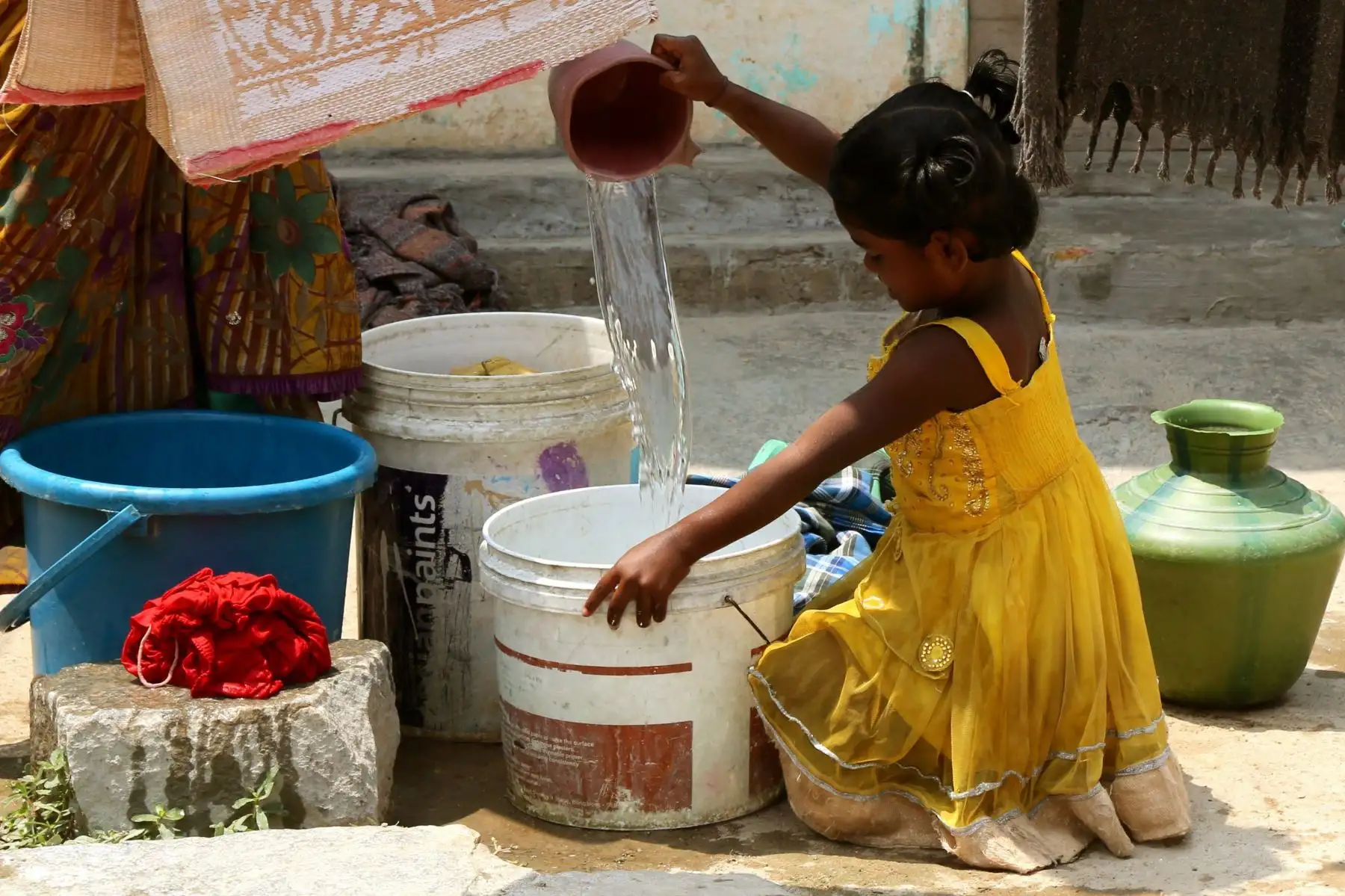 Cuando el mundo conmemora el Día del Agua, los expertos coinciden en que la Franja de Gaza está en riesgo de quedarse sin agua potable en los próximos meses, debido al aumento de la contaminación en un 97% que ha despertado un profundo temor entre la población por la propagación de enfermedades graves.