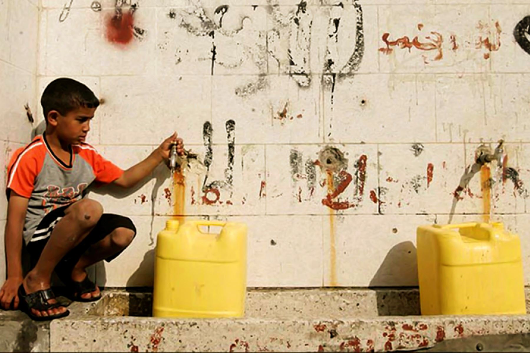 El palestino Salim Miqdad y dos de sus hijos recorren medio kilómetro con tres cubetas que rellenan cada una con 18 litros de agua de la desalinizadora de un campo de refugiados en Gaza capital. "Desde hace tiempo, el agua que llega a casa se ha vuelto salada. Ni los gatos ni los perros pueden beberla", explica a Efe Miqdad:.