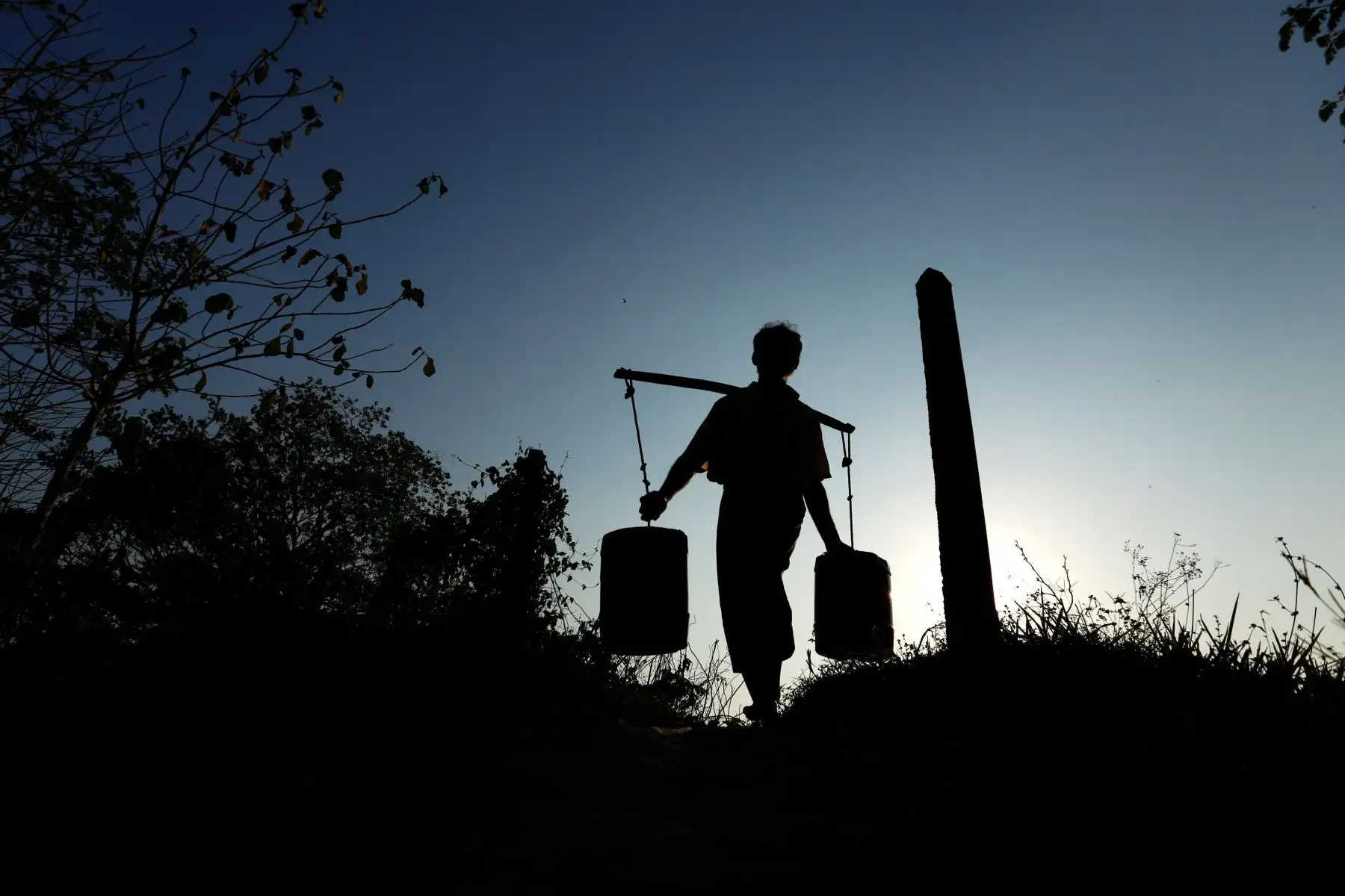 Un hombre recoge agua de un estanque en Dala (Birmania). En el foro Mundial del Agua, que se celebra en Brasil, se ha indicado que las "soluciones comunes" a al escasez de agua son básicamente un buen almacenamiento, estructuras adecuadas de distribución y de recarga de los acuíferos y las capas subterráneas, además de buenos métodos de riego responsables.