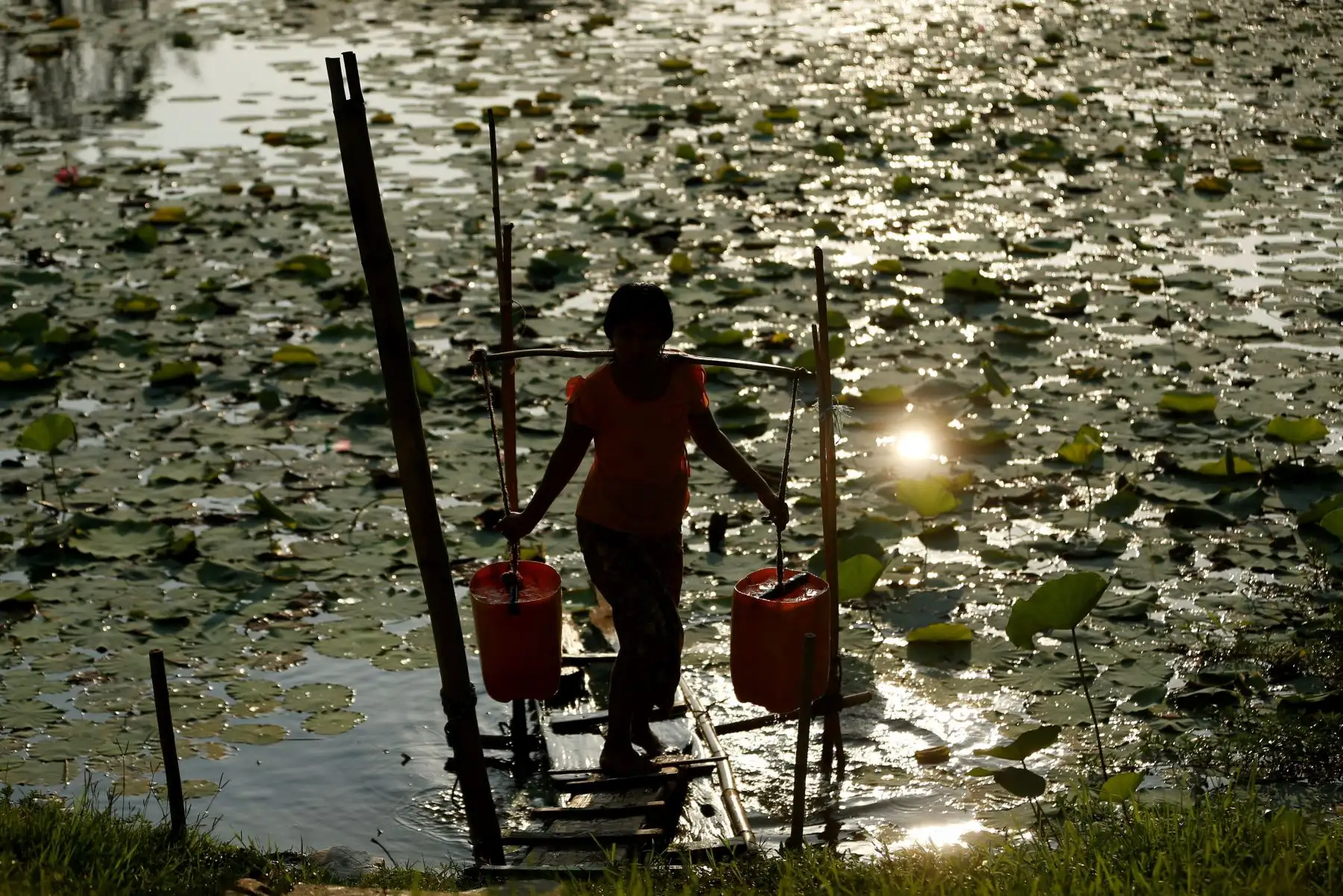 Latinoamérica posee cerca del 32% de las reservas de agua dulce del mundo, pero millones de sus habitantes no cuentan con el adecuado saneamiento o no reciben ese recurso en sus residencias. La CAF ha calculado que la región necesita invertir US$ 12,500 millones al año para alcanzar las metas de la ONU para 2030, que apuntan a garantizar el acceso universal al agua.