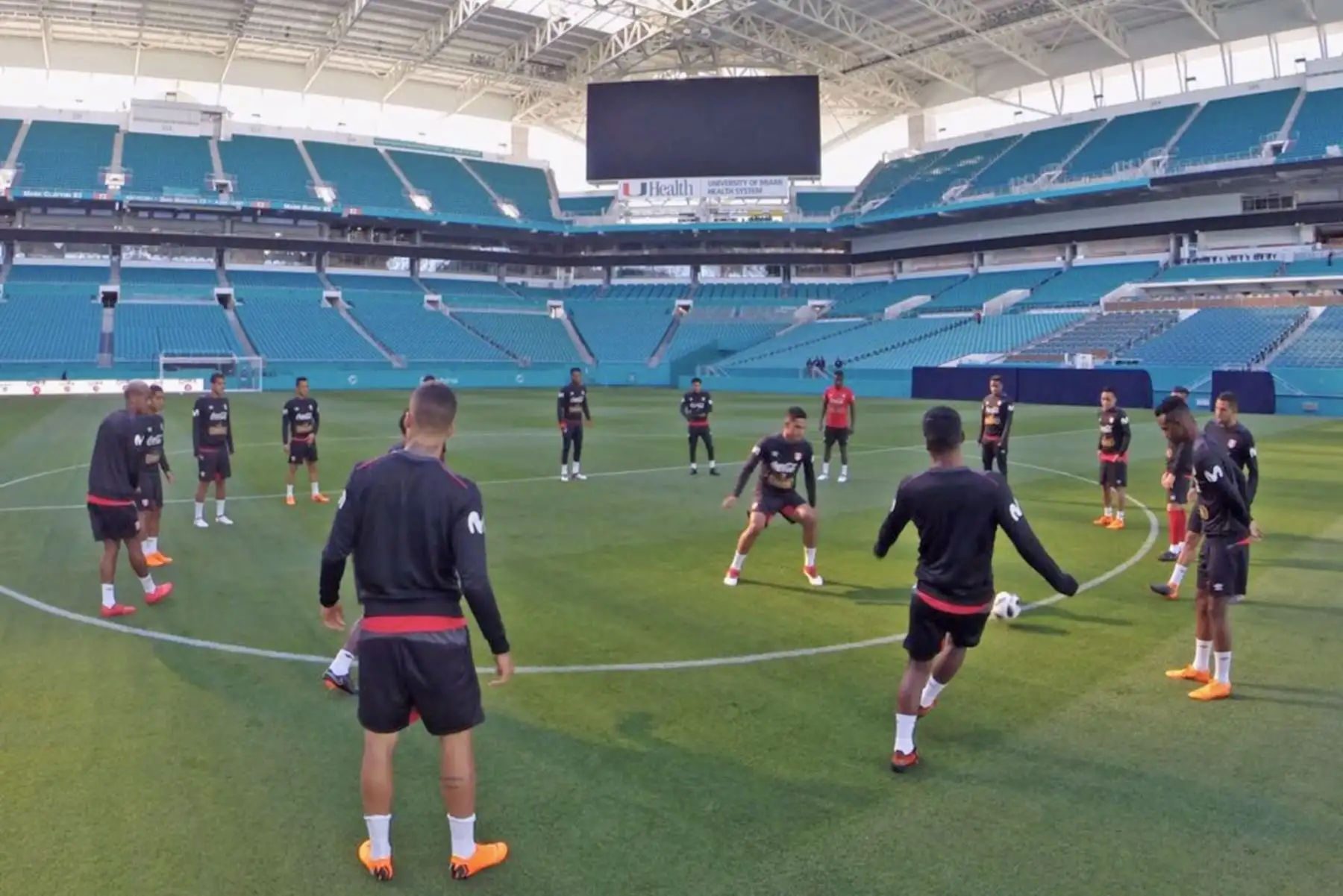 Selección peruana llegó al Hard Rock Stadium para  su primera practica y el reconocimiento de campo.Foto:ANDINA/Twiter FPF