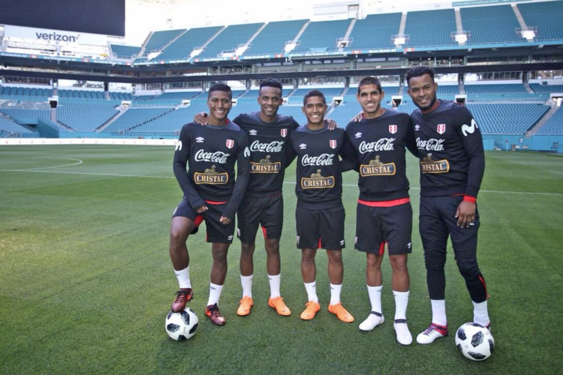 Selección peruana llegó al Hard Rock Stadium para  su primera practica y el reconocimiento de campo.Foto:ANDINA/Twiter FPF