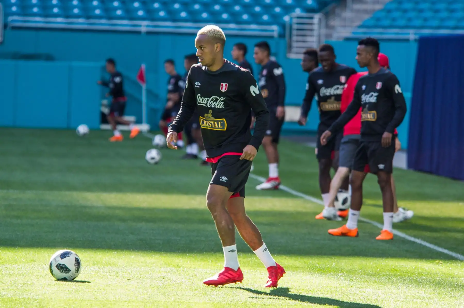 El jugador de la selección de Perú André Carrillo participa en el entrenamiento, en el estadio Hard Rock de Miami- Foto:EFE
