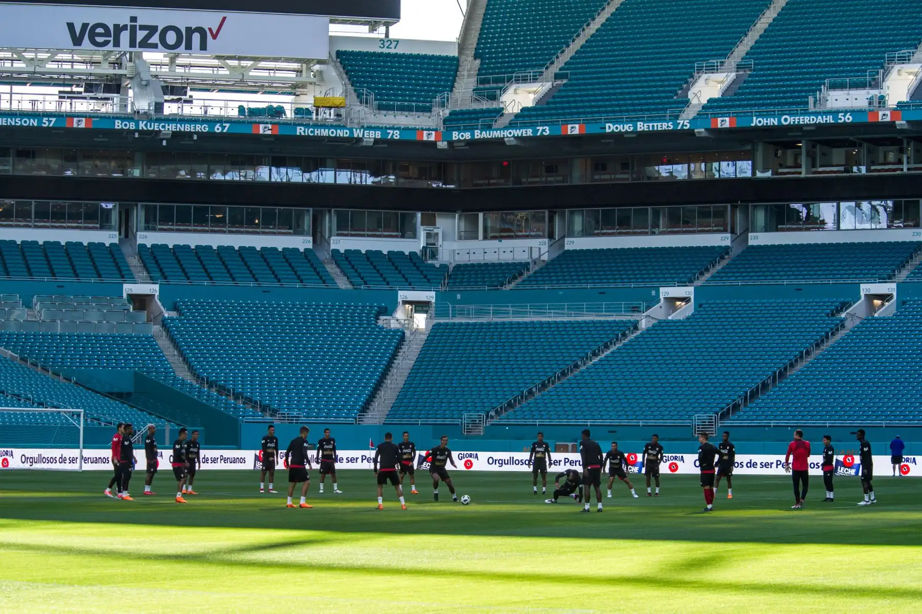 Los jugadores de la selección peruana de fútbol entrenan, en el estadio Hard Rock de Miami.Foto:EFE