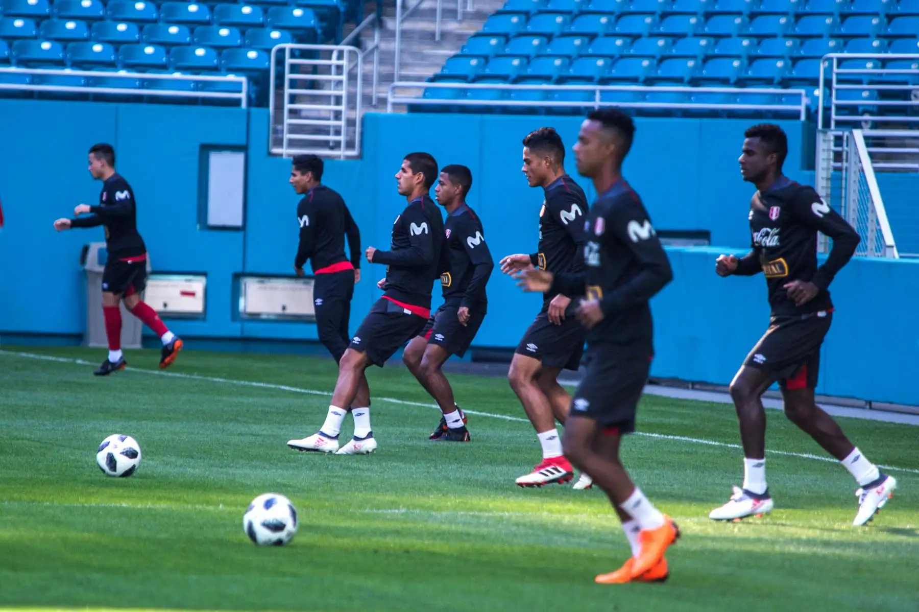 Los jugadores de la selección peruana de fútbol entrenan, en el estadio Hard Rock de Miami.Foto:EFE