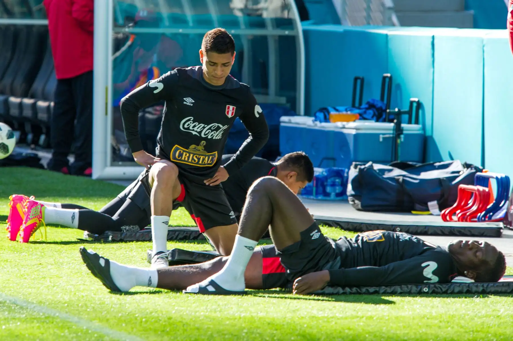 Los jugadores de la selección peruana de fútbol entrenan, en el estadio Hard Rock de Miami.Foto:EFE