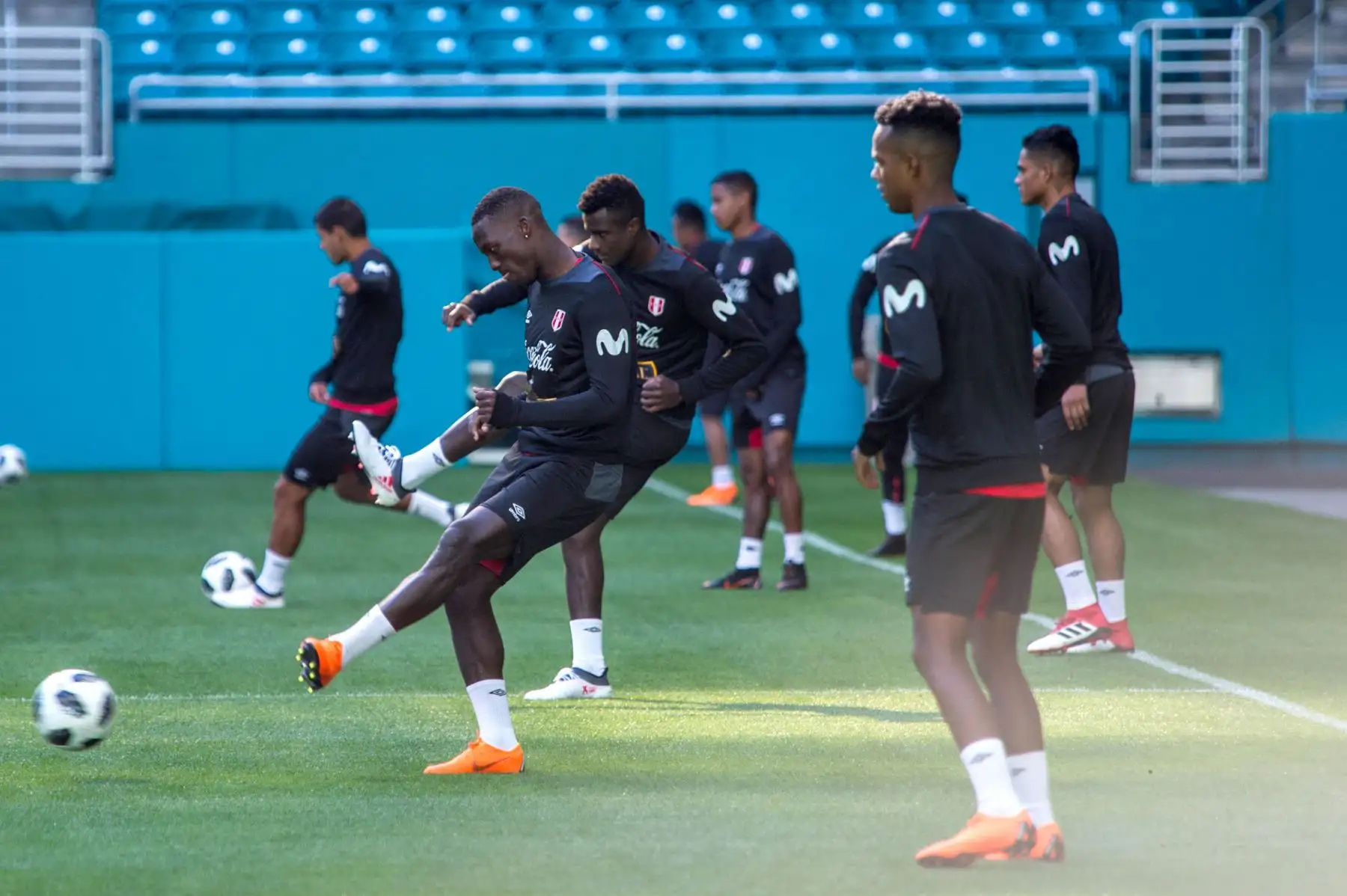 Los jugadores de la selección peruana de fútbol entrenan, en el estadio Hard Rock de Miami.Foto:EFE
