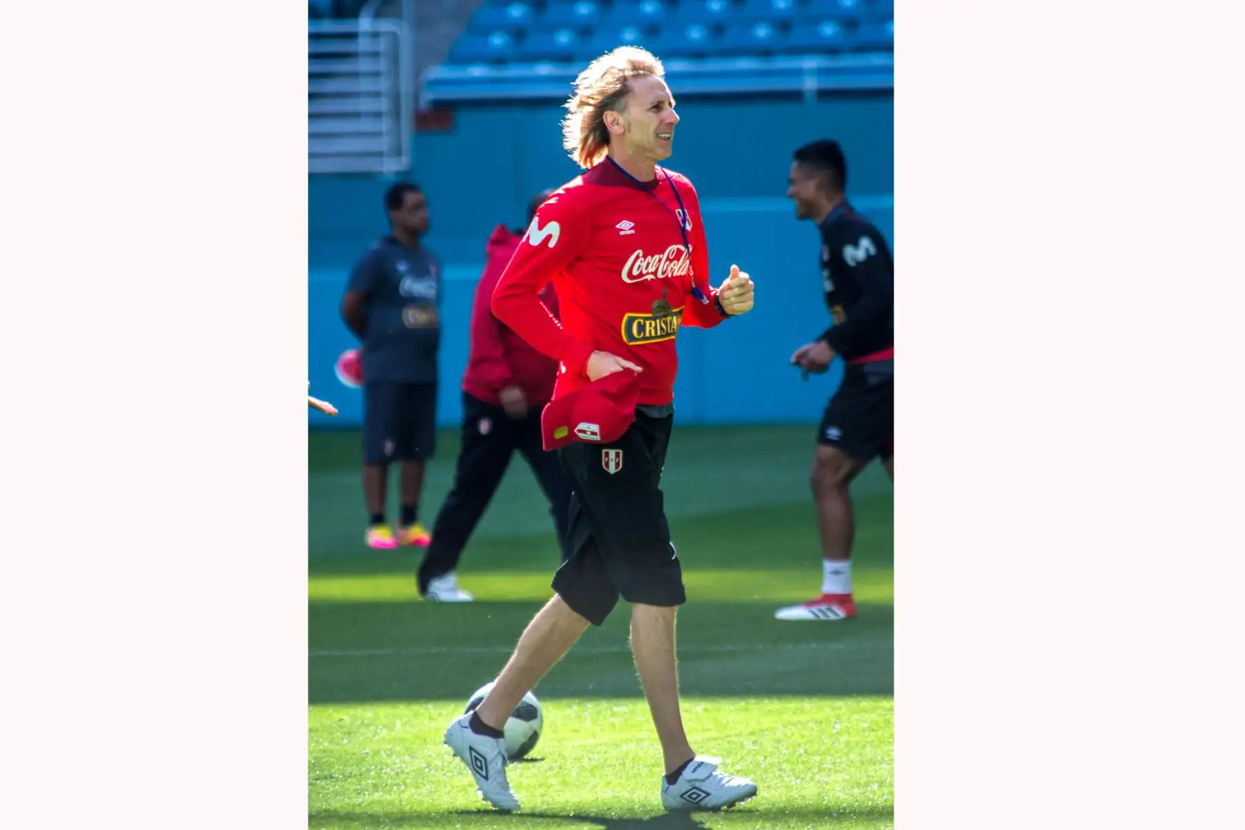 El director técnico de Perú, Ricardo Gareca, participa en el entrenamiento de la selección de fútbol, en el estadio Hard Rock de Miami. Foto: EFE.