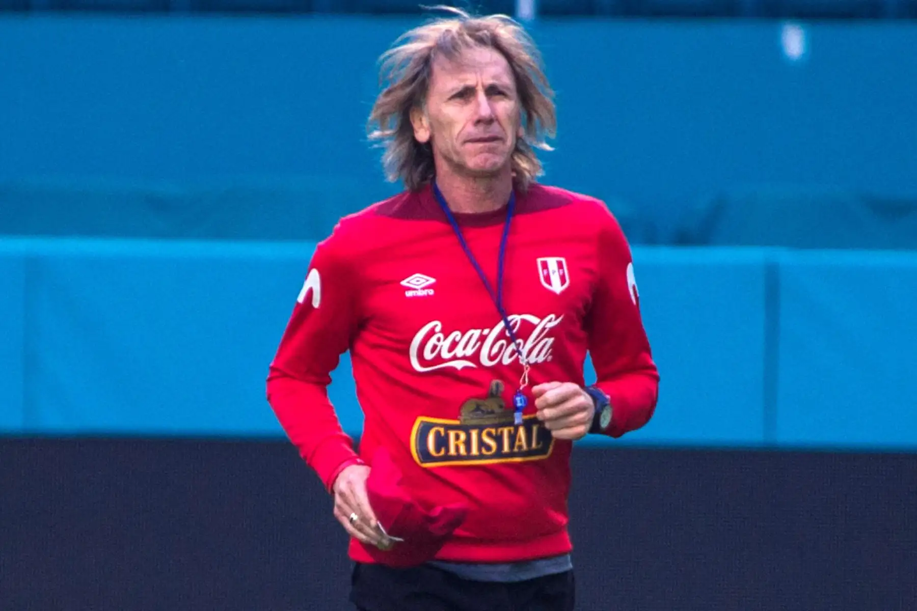El director técnico de Perú, Ricardo Gareca, participa en el entrenamiento de la selección de fútbol, en el estadio Hard Rock de Miami. Foto: EFE.