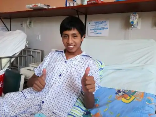Junior Cuadros, adolescente ayacuchano volverá a estudiar en la escuela para hacer realidad su sueño de ser médico.