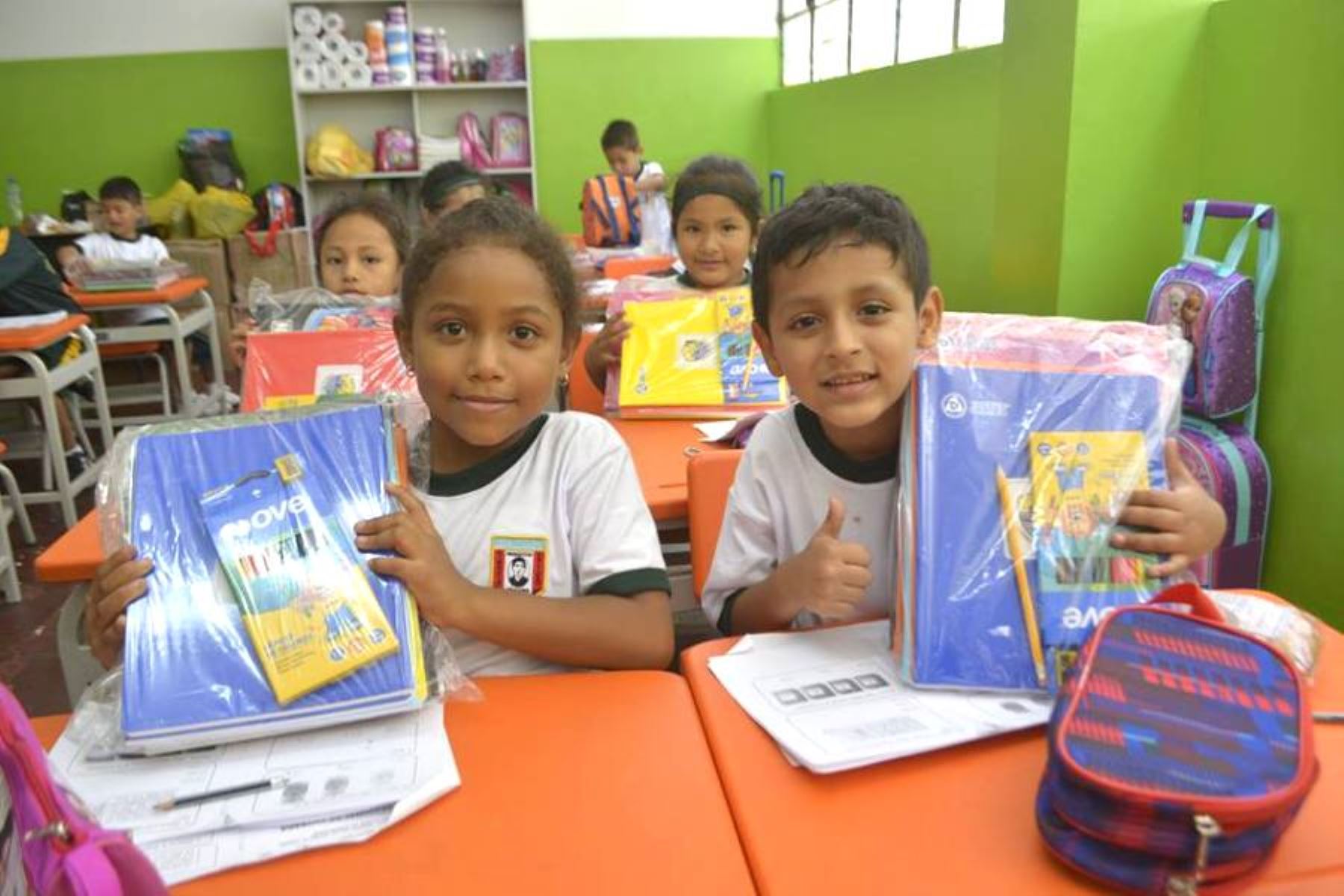 8,000 alumnos de Carmen de la Legua recibieron paquetes de útiles escolares. Foto: ANDINA/Difusión.