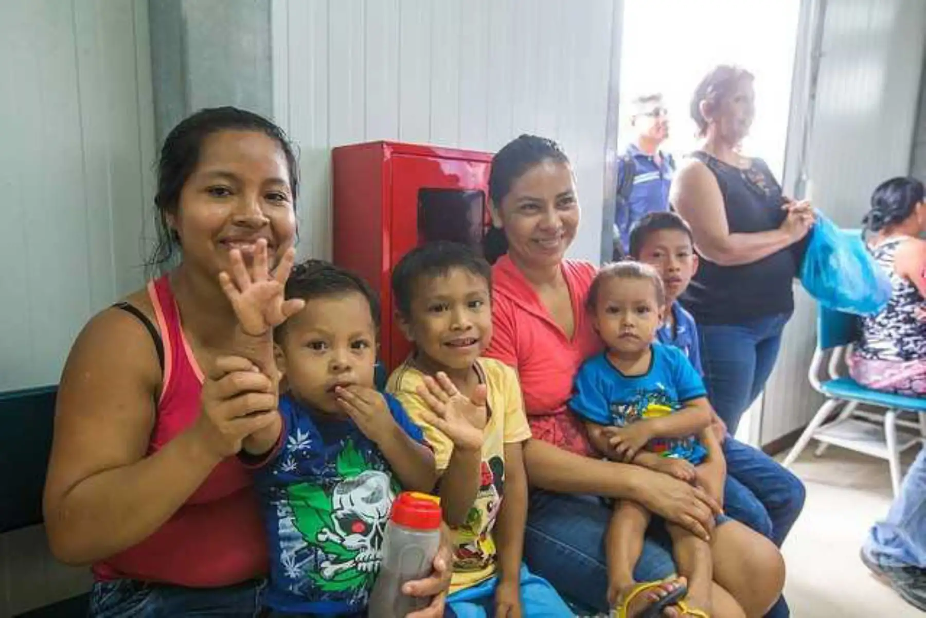 El Programa Nacional Cuna Más, del Ministerio de Desarrollo e Inclusión Social (Midis), capacita en lenguas originarias a las familias usuarias de San Antonio del Estrecho, provincia de Putumayo, región Loreto, en la frontera con Colombia, a través del Servicio de Acompañamiento a Familias.