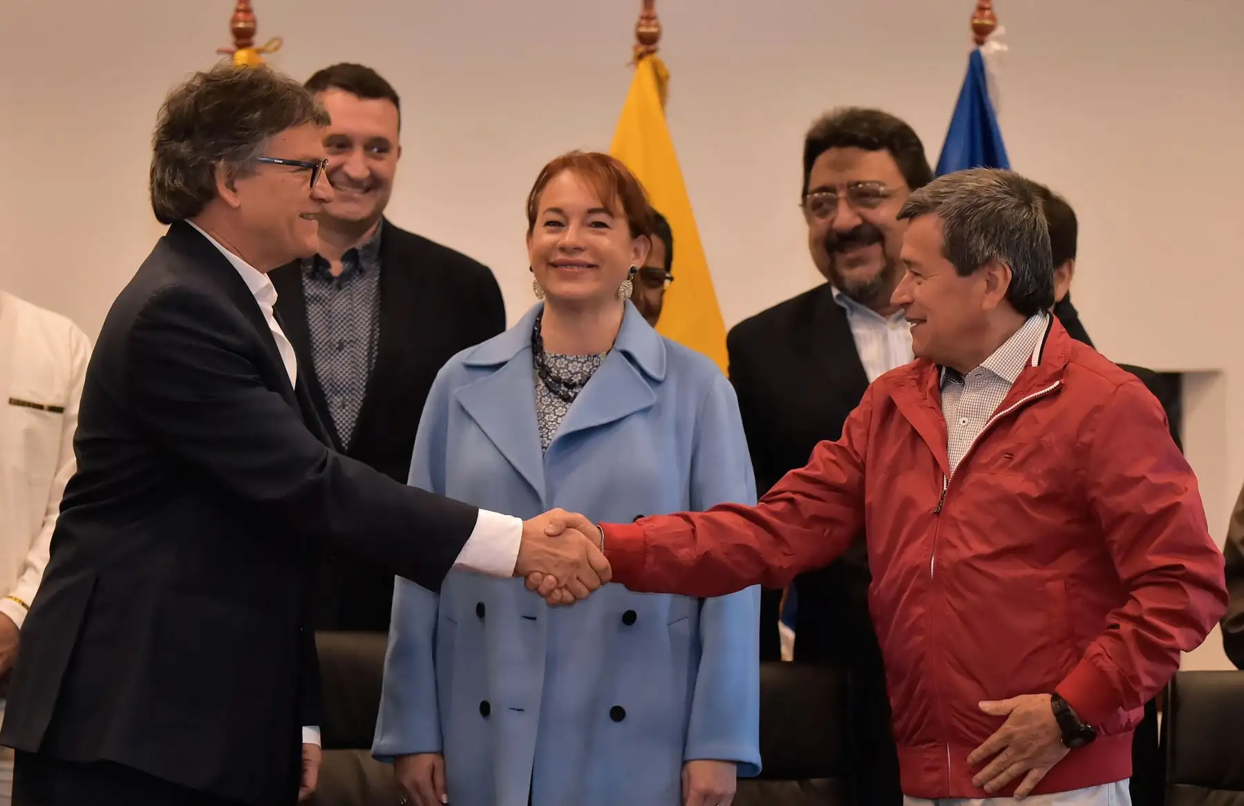 Gustavo Bell y el comandante Pablo Beltrán. Foto: AFP