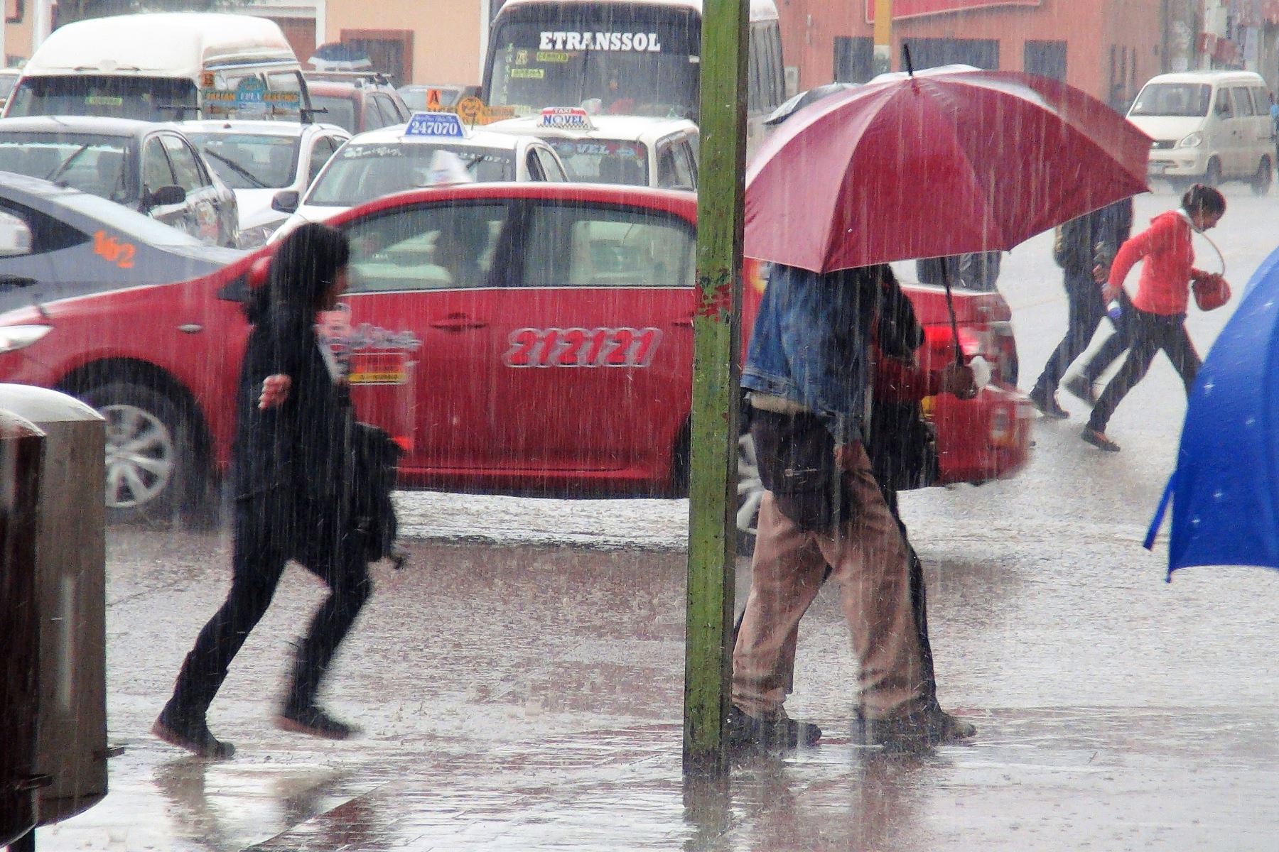 Una torrencial lluvia provocó el colapso de alcantarillas pluviales en el centro de la ciudad de Huancayo, así como la inundación y desplome de paredes de algunas viviendas precarias en la zona periférica. ANDINA/Pedro Tinoco