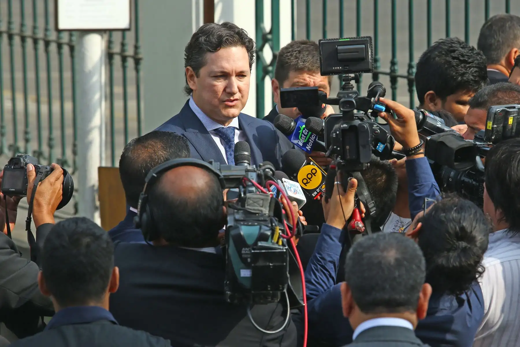 Parlamentarios llegan al Congreso para la sesión del pleno y el posterior acto de juramentación de Martín Vizcarra como Presidente de la República. Foto: ANDINA/Melina Mejía.
