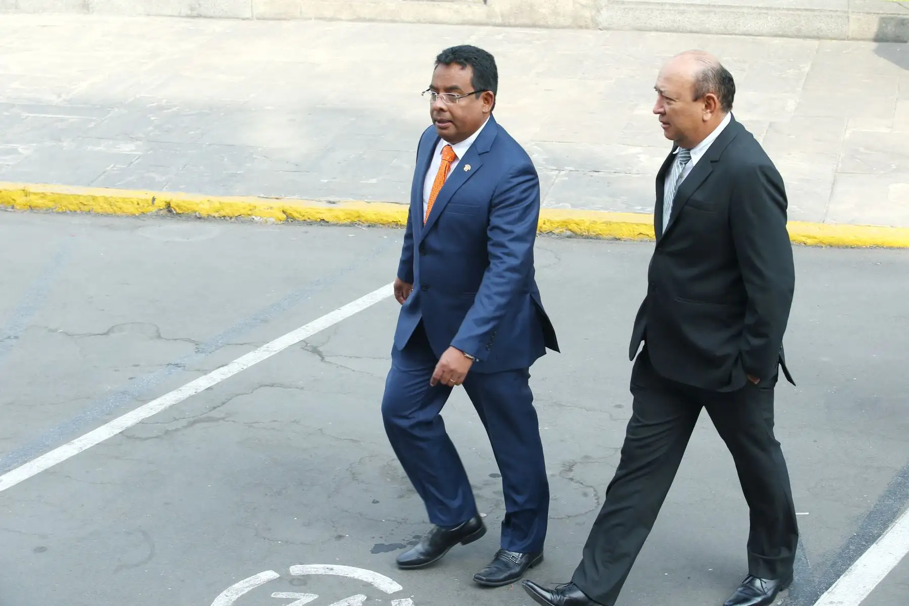 Parlamentarios llegan al Congreso para la sesión del pleno y el posterior acto de juramentación de Martín Vizcarra como Presidente de la República. Foto: ANDINA/Melina Mejía.