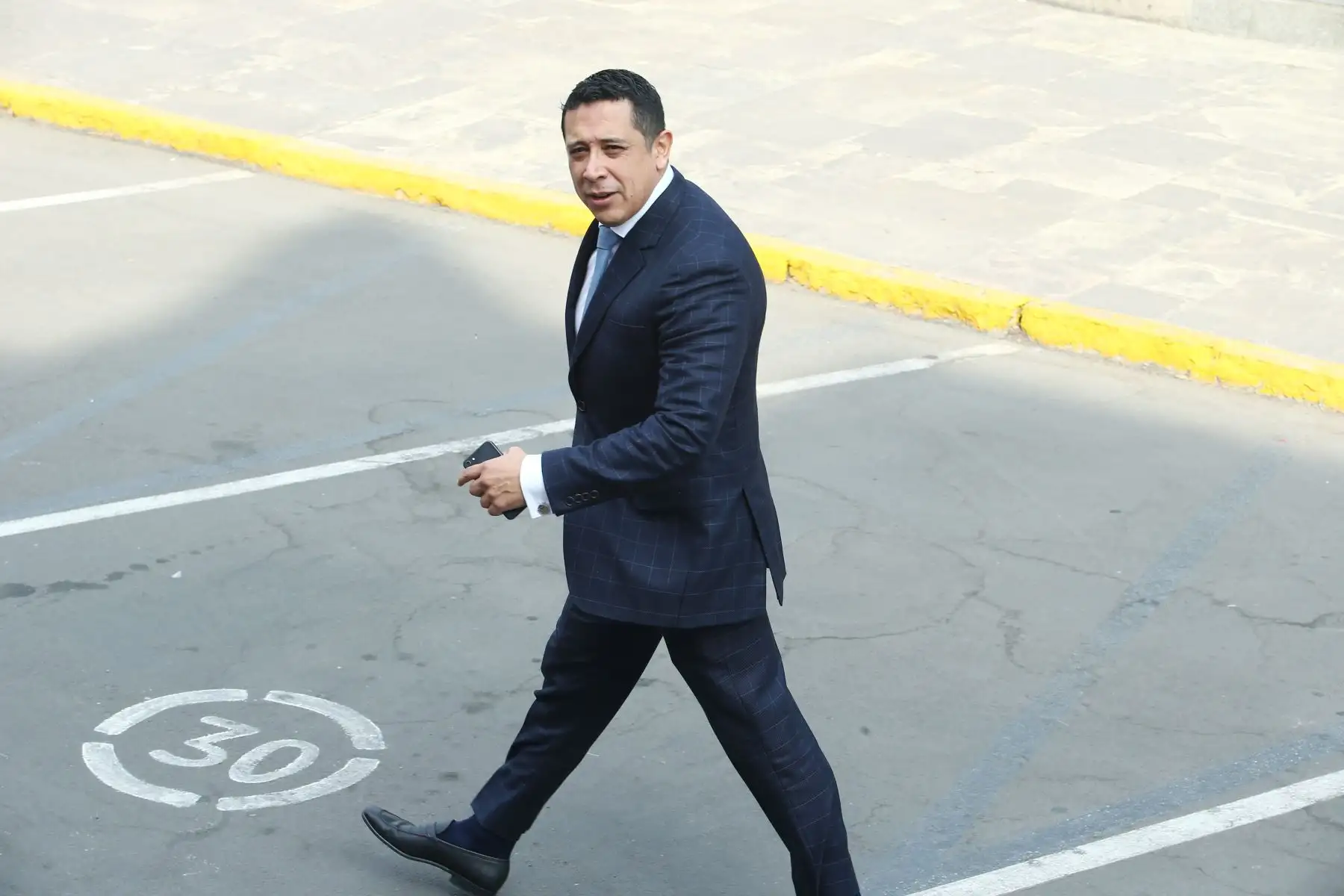 Parlamentarios llegan al Congreso para la sesión del pleno y el posterior acto de juramentación de Martín Vizcarra como Presidente de la República. Foto: ANDINA/Melina Mejía.