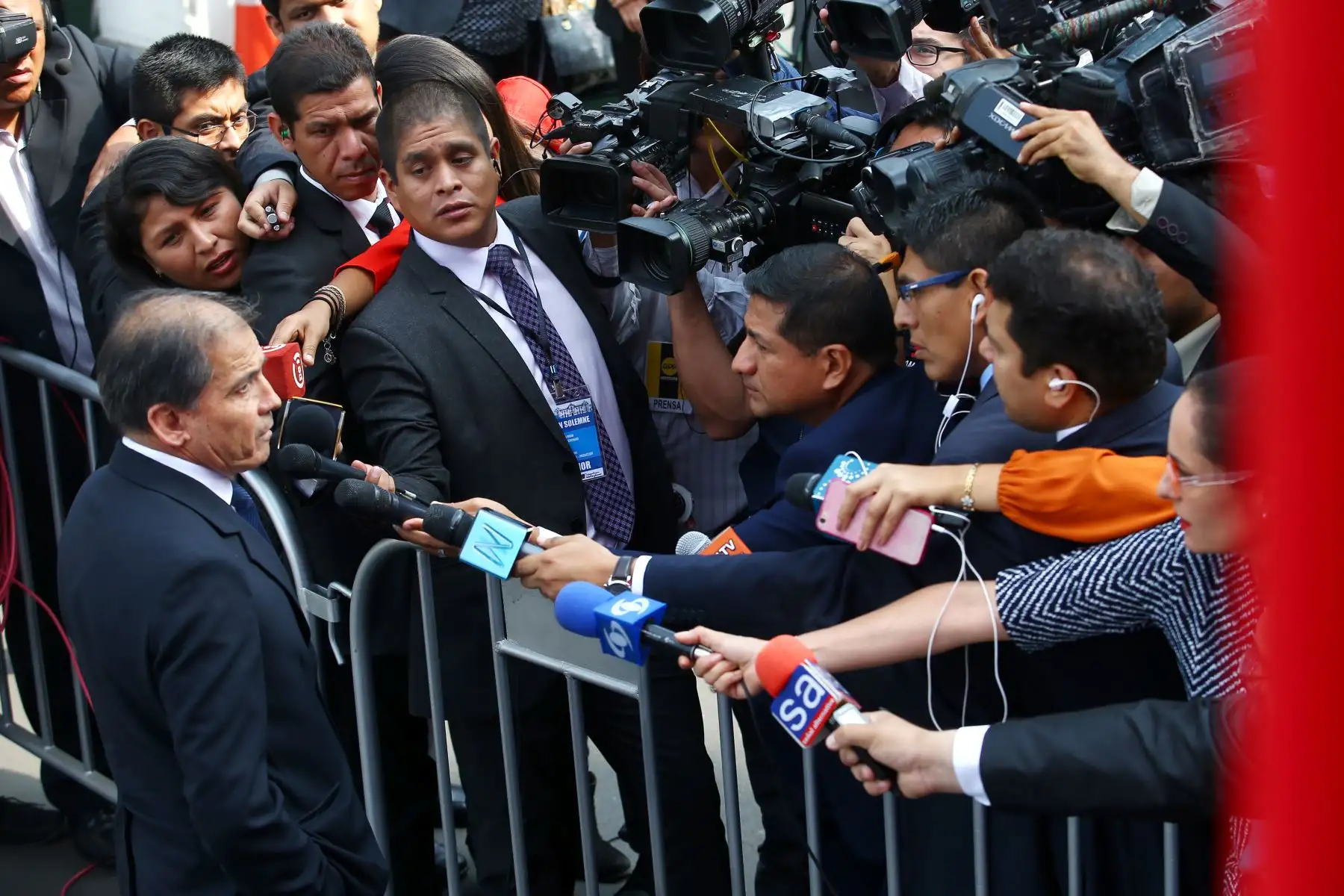 Parlamentarios llegan al Congreso para la sesión del pleno y el posterior acto de juramentación de Martín Vizcarra como Presidente de la República. Foto: ANDINA/Melina Mejía.