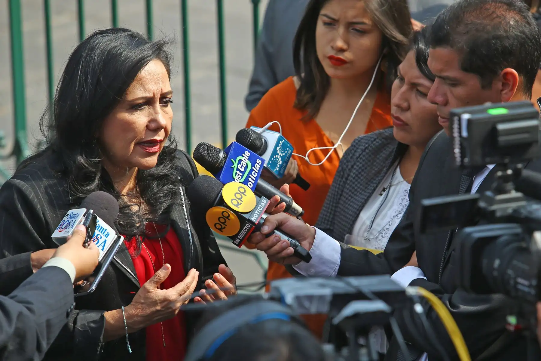 Parlamentarios llegan al Congreso para la sesión del pleno y el posterior acto de juramentación de Martín Vizcarra como Presidente de la República. Foto: ANDINA/Melina Mejía.