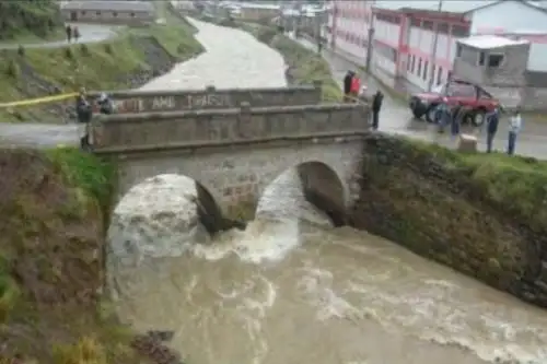 Continúa reforzamiento de puente afectado por lluvias en distrito de Macusani