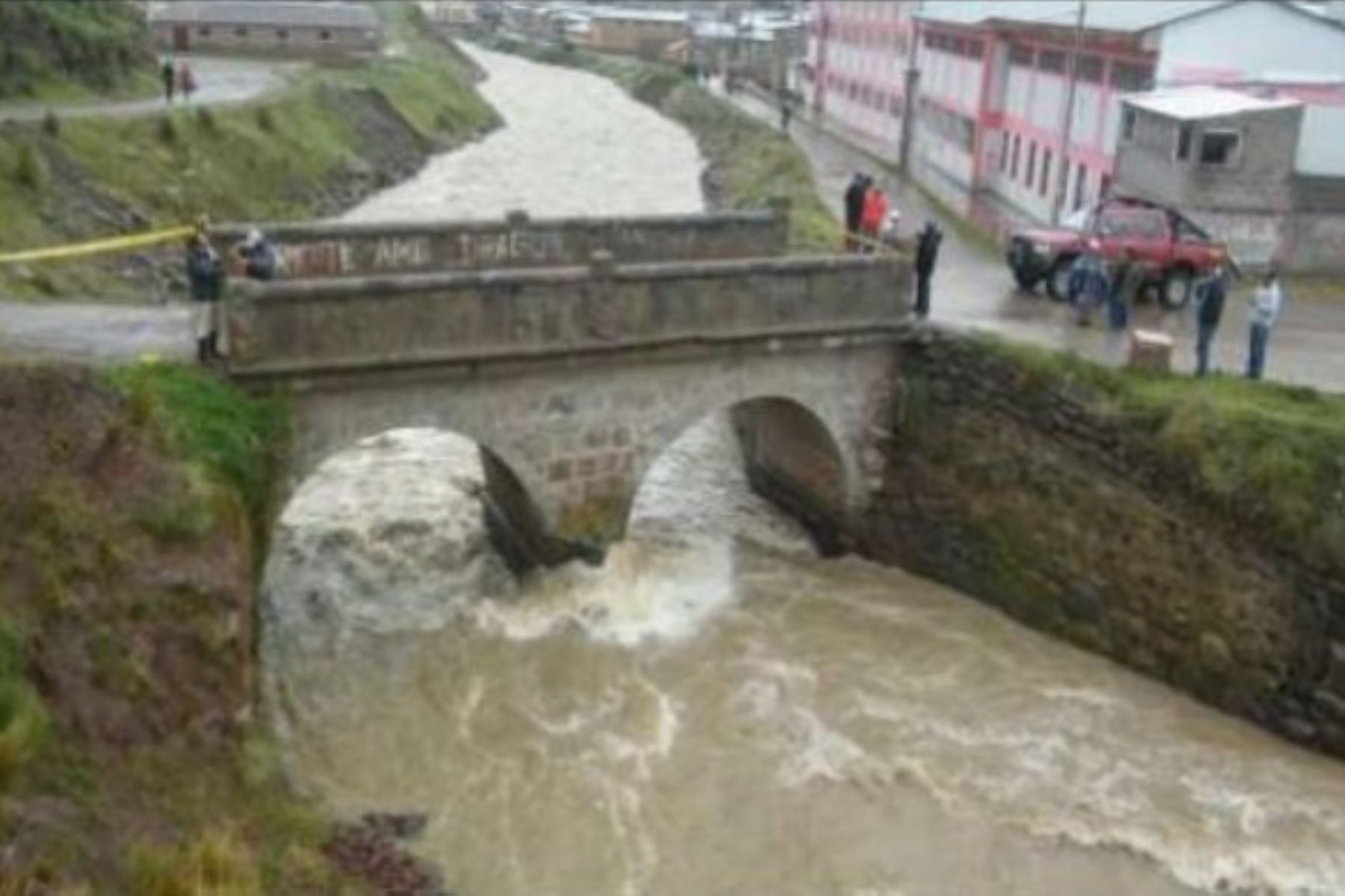 Continúa reforzamiento de puente afectado por lluvias en distrito de Macusani