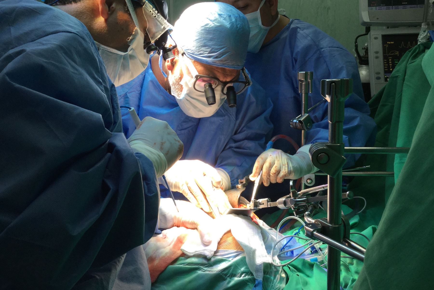 El paciente asegurado Luis Espinoza Tudelano, mecánico que padecía de cirrosis en estado terminal, fue el beneficiado. Foto: EsSalud