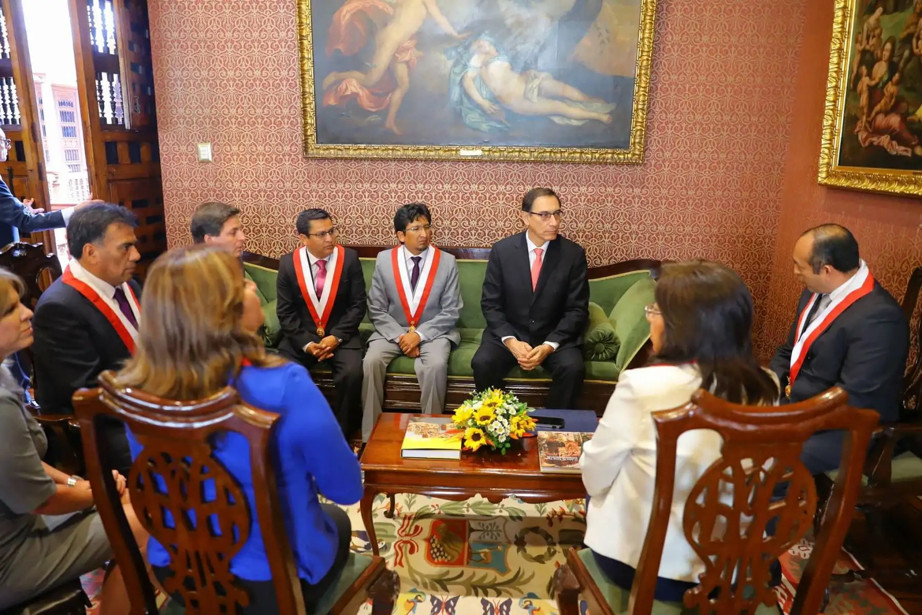 Martín Vizcarra recibe a la comisión de anuncio en el Palacio de Torre Tagle. Foto: ANDINA/Andrés Valle