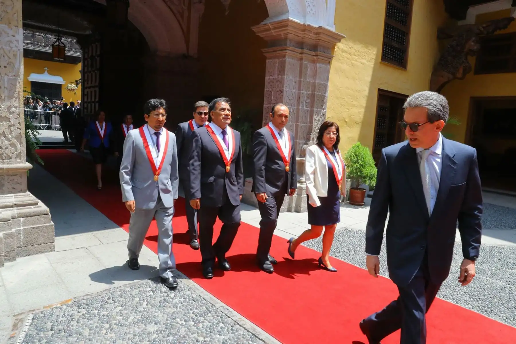 Martín Vizcarra recibe a la comisión de anuncio en el Palacio de Torre Tagle. Foto: ANDINA/Andrés Valle