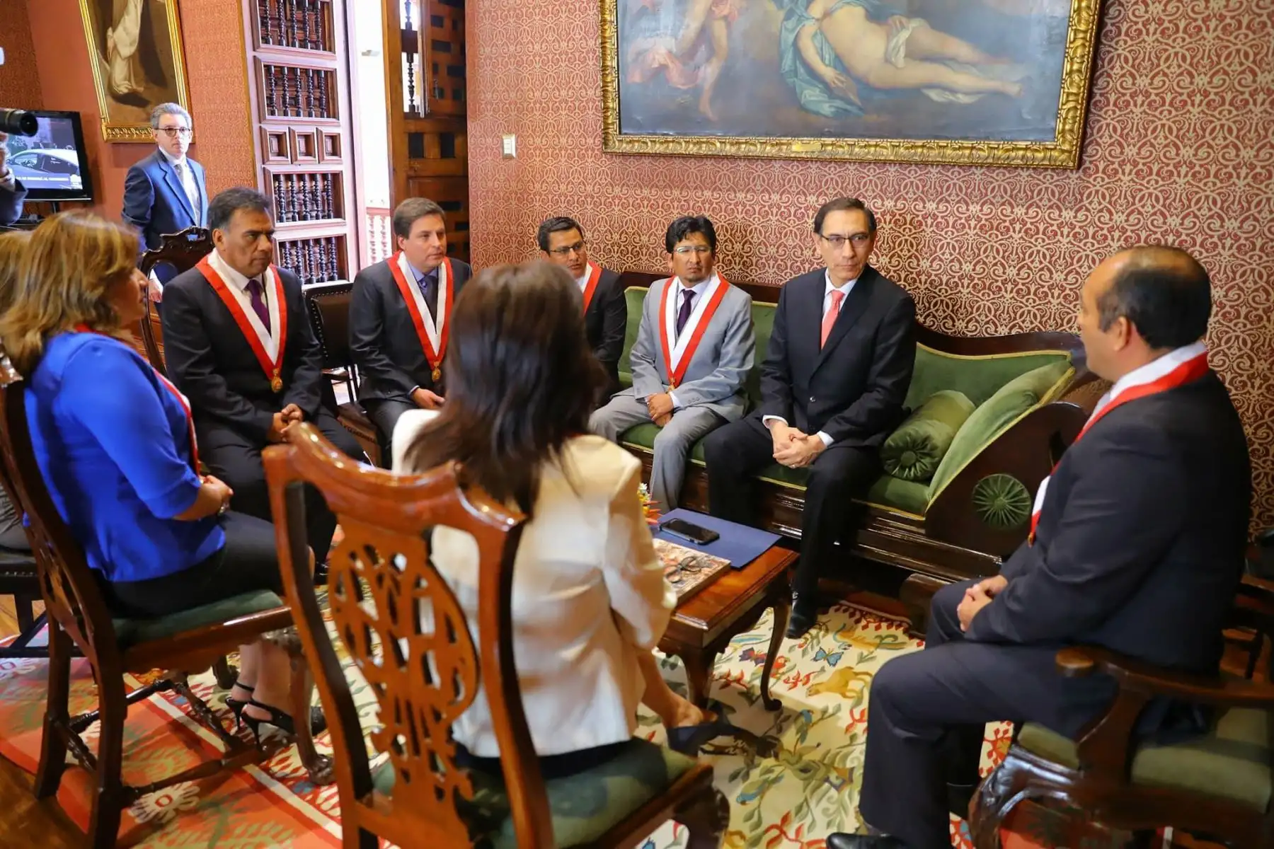 Martín Vizcarra recibe a la comisión de anuncio en el Palacio de Torre Tagle. Foto: ANDINA/Andrés Valle