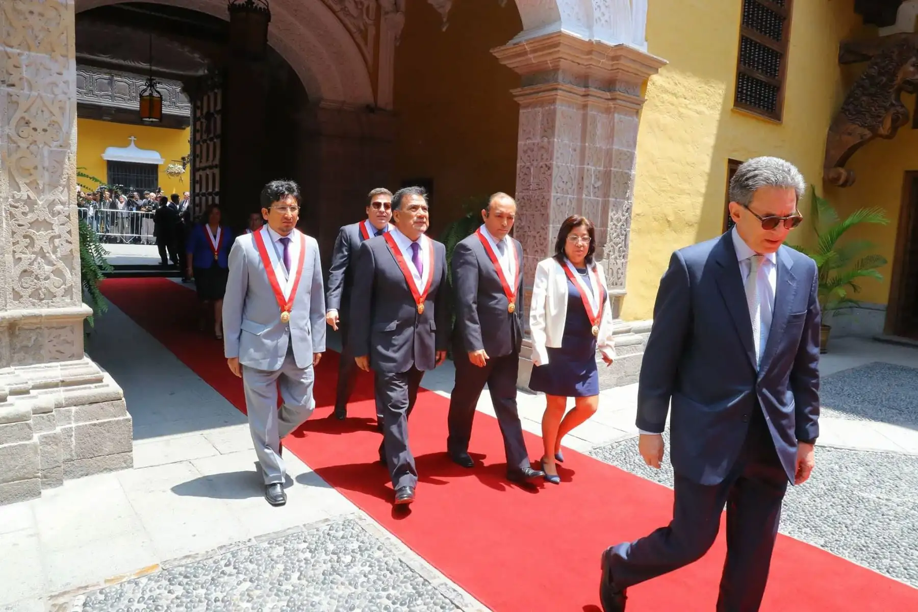 Martín Vizcarra recibe a la comisión de anuncio en el Palacio de Torre Tagle. Foto: ANDINA/ Andrés Valle