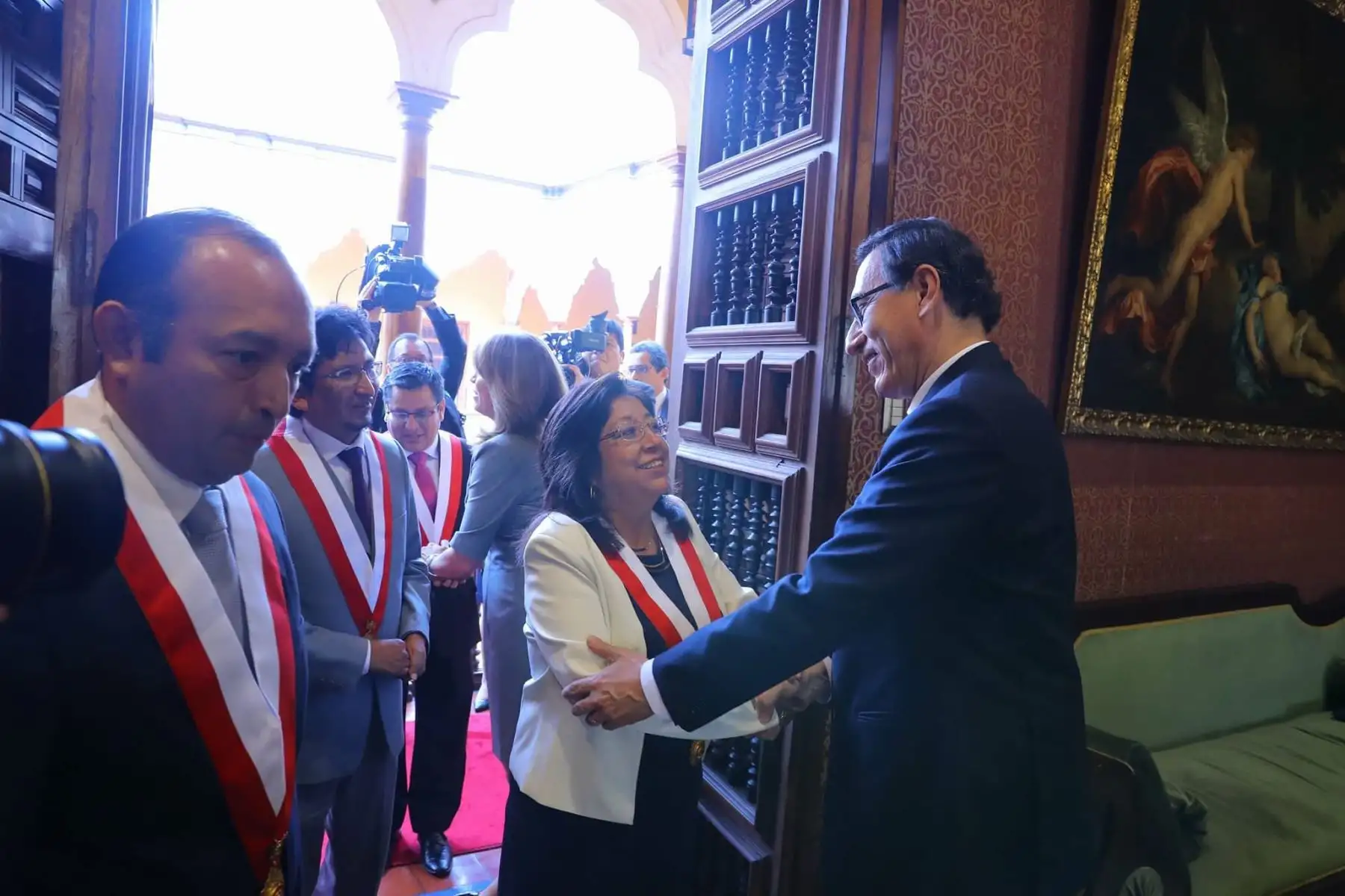 Martín Vizcarra recibe a la comisión de anuncio en el Palacio de Torre Tagle. Foto: ANDINA/ Andrés Valle