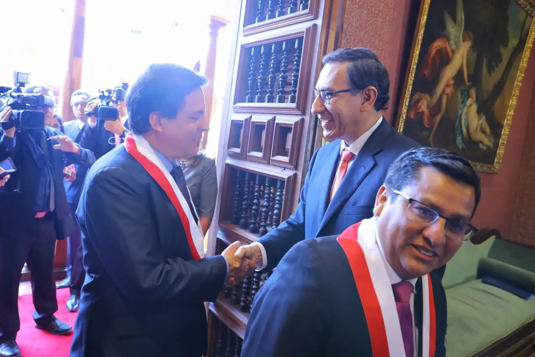 Martín Vizcarra recibe a la comisión de anuncio en el Palacio de Torre Tagle. Foto: ANDINA/ Andrés Valle