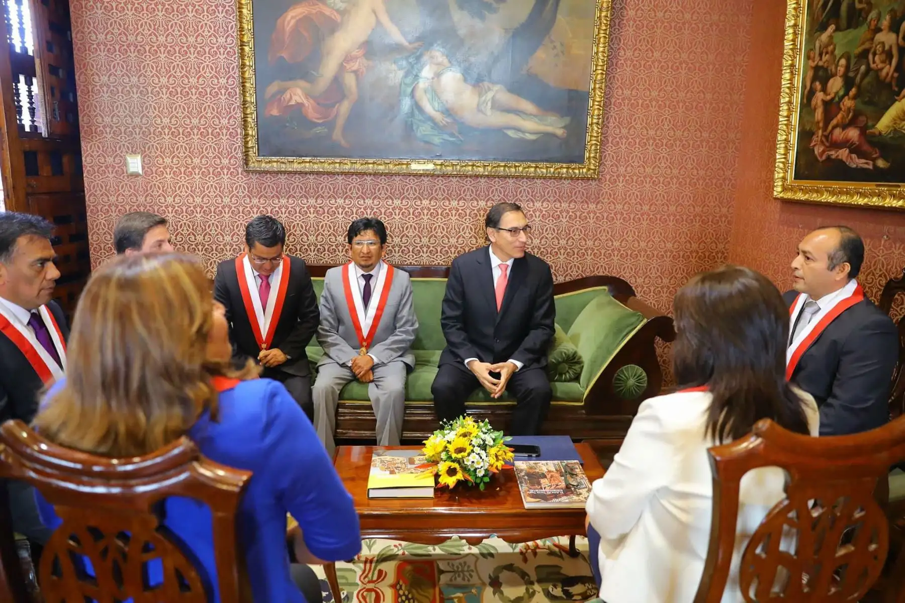 Martín Vizcarra recibe a la comisión de anuncio en el Palacio de Torre Tagle. Foto: ANDINA/ Andrés Valle
