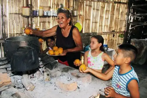 Nicolasa prepara el caldo con plátano verde, carne de res, zapallo, yuca y choclo.
