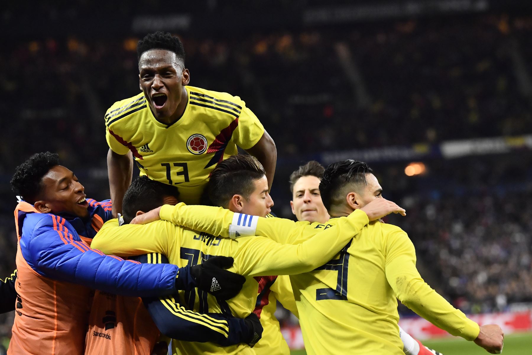 Radamel Falcao celebra con sus compañeros después de anotar un gol durante el partido amistoso de fútbol entre Francia y Colombia en el Stade de France. Foto: AFP