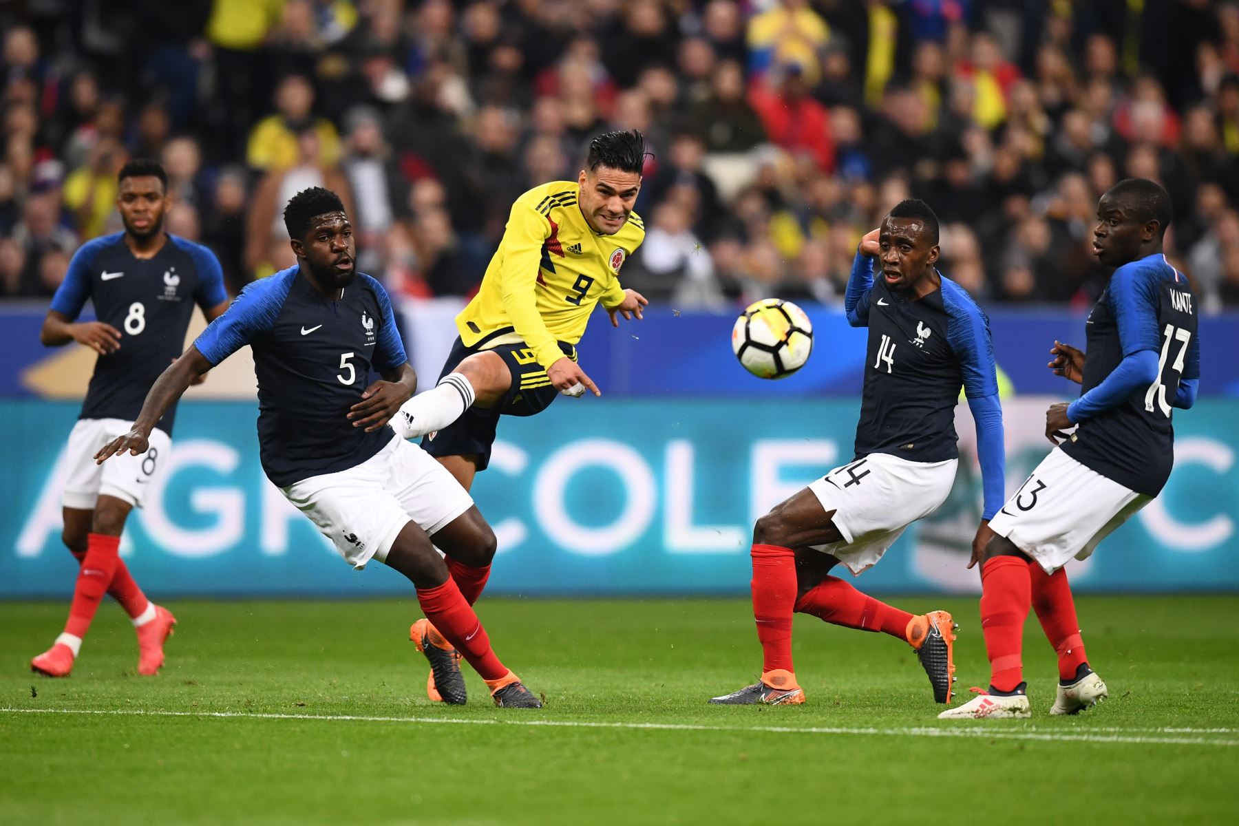 El delantero colombiano Radamel Falcao disputa el balón con el centrocampista francés Blaise Matuidi. Foto: AFP