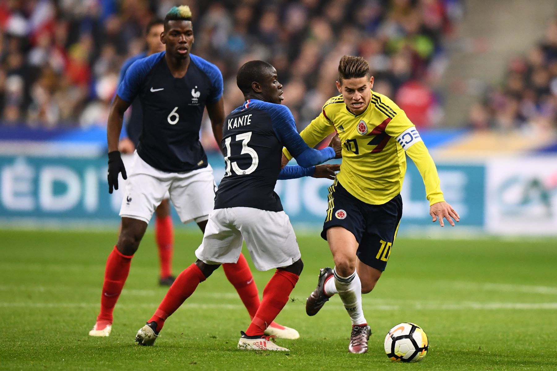 El centrocampista francés Paul Pogba mira al centrocampista francés N