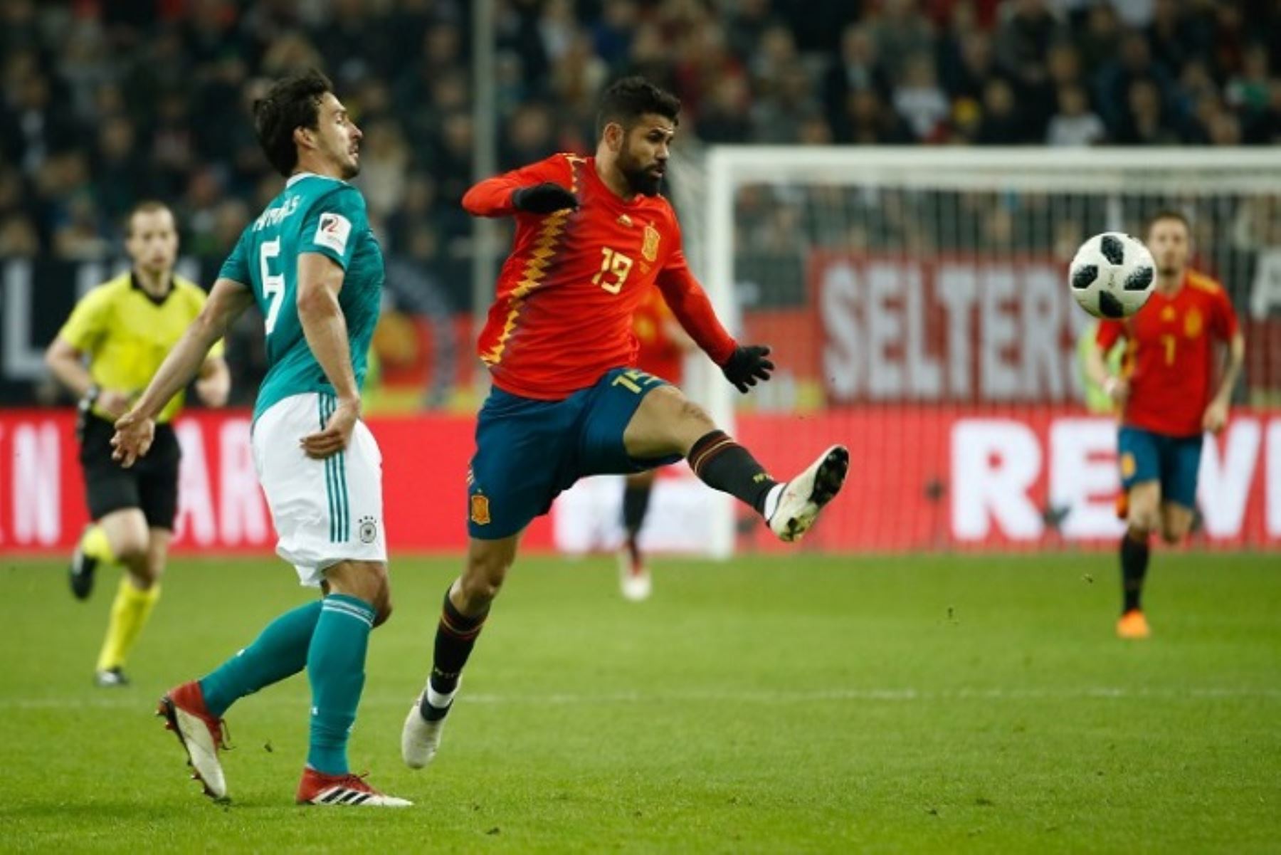 Diego da Silva Costa  y el defensor alemán,  Mats Hummels luchan el balón en el amistoso entre España y Alemania