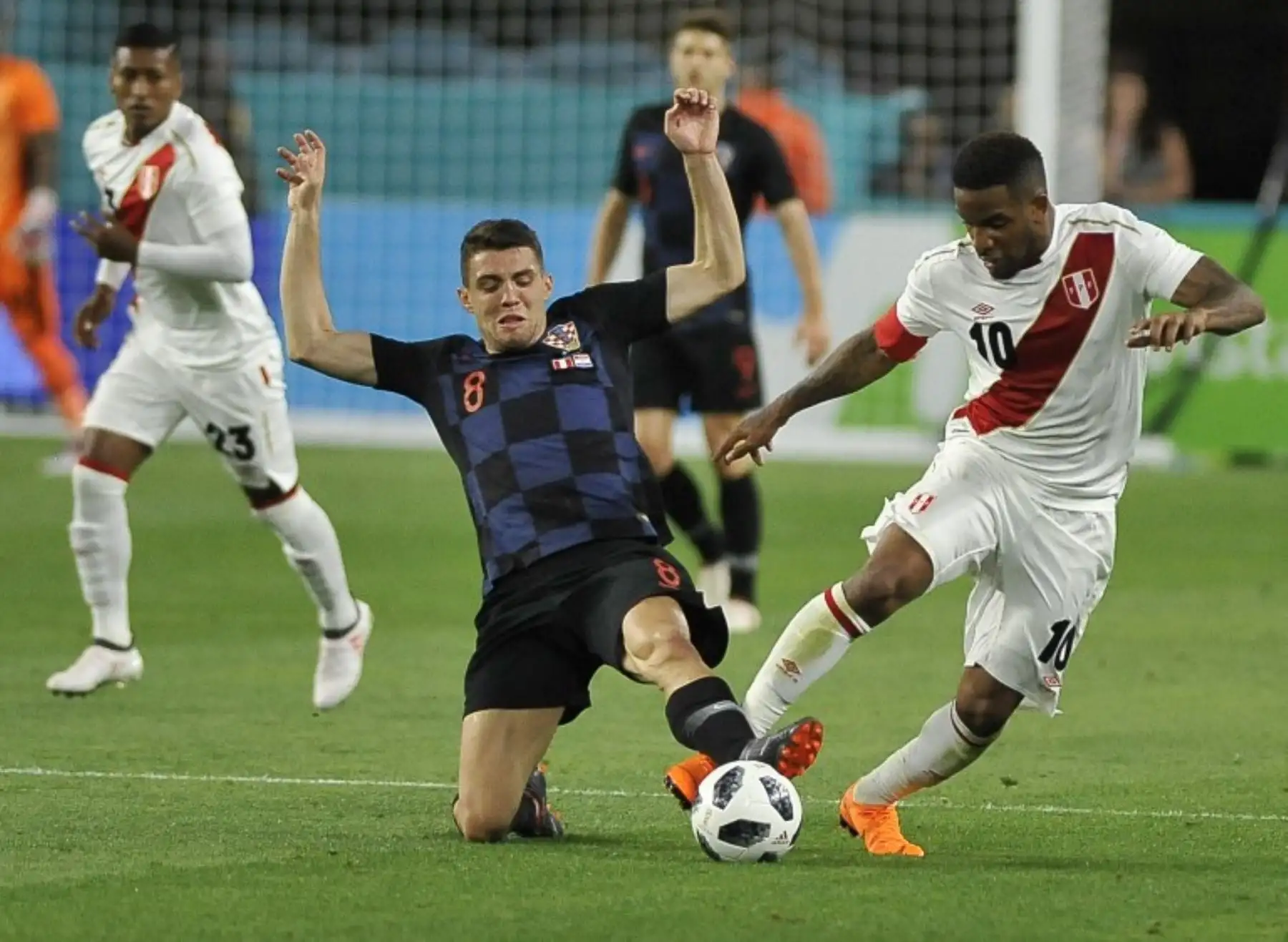 Jefferson Farfan compite por la pelota contra Mateo Kovacic de Croacia, durante supartido amistoso de la Copa Mundial 2018. Foto: AFP