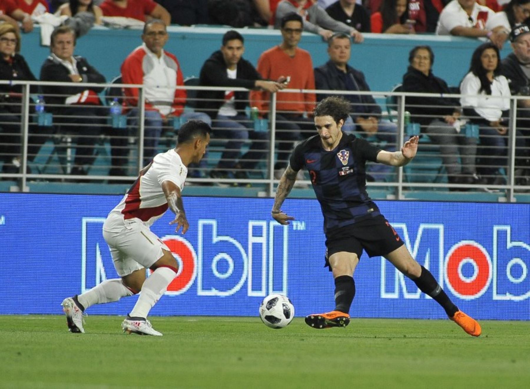 Yoshimar Yotun compite por el balón contra Sime Vrsaljko de Croacia, durante el  partido amistoso de la Copa Mundial 2018.Foto:AFP