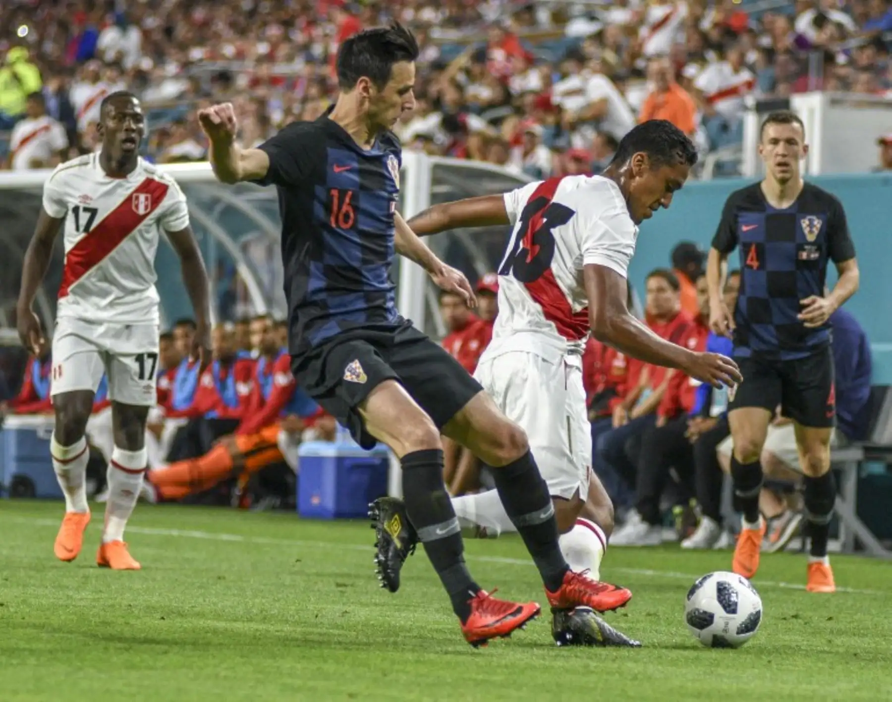 El peruano Renato Tapia compite por el balón contra Nikola Kalinic de Croacia.Foto:AFP