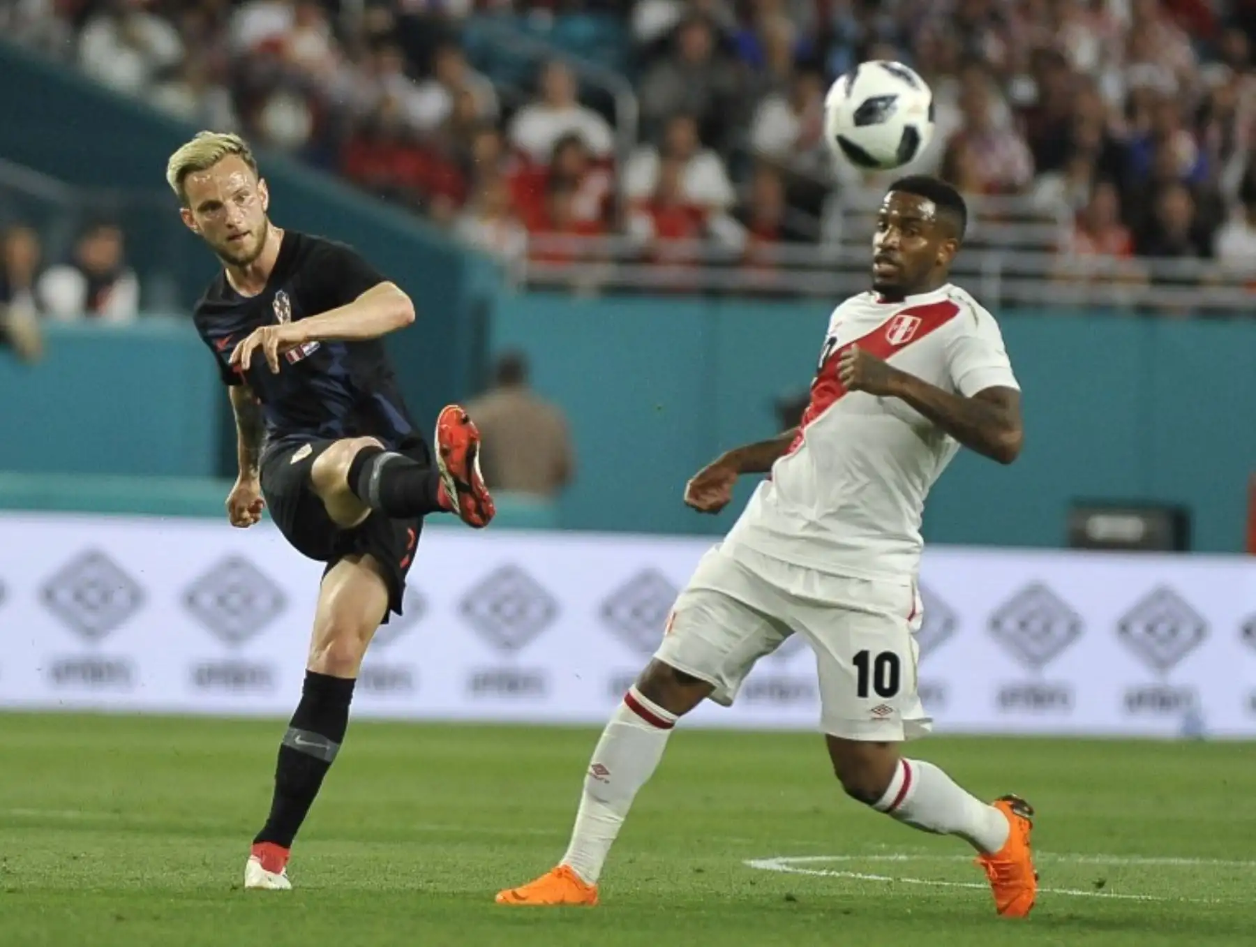 El peruano Jefferson Farfan  compite por el balón contra Ivan Rakitic de Croacia.Foto:AFP