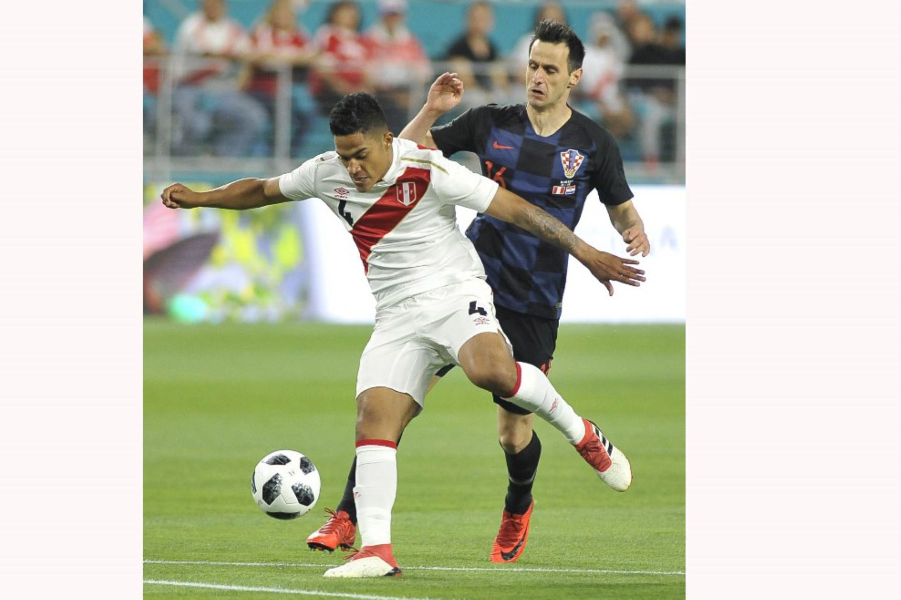 Anderson Santamaría compite por el balón contra Nikola Kalinic de Croacia, durante el amistoso de la Copa Mundial 2018.Foto:AFP