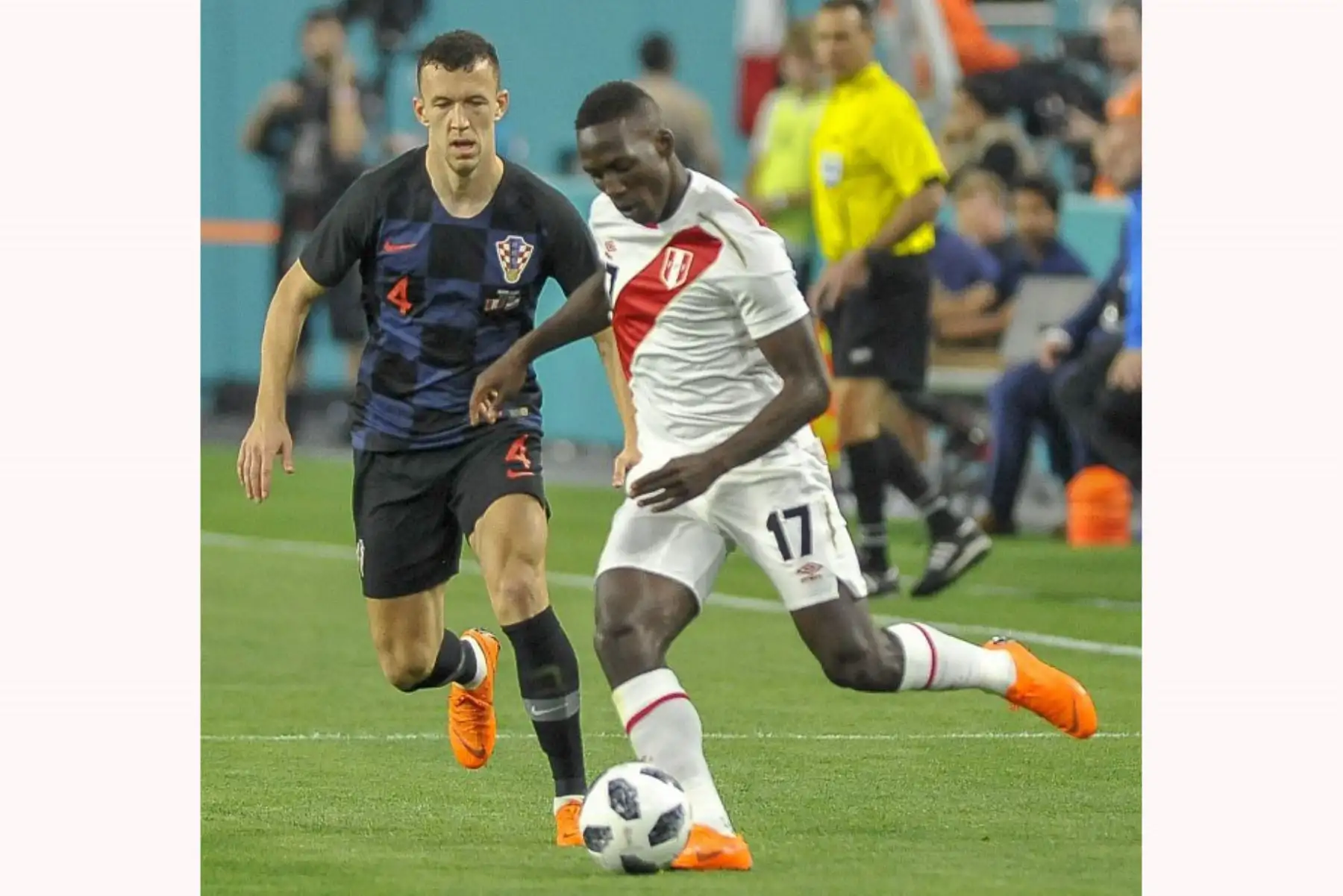 Luis Advincula compite por el balón con Vedran Corluka de Croacia .Foto:AFP